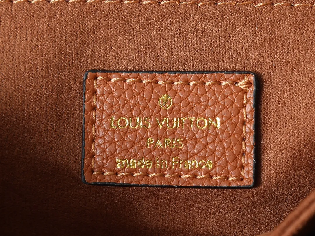 💰260💰Upgraded from the original M22952 M22792 M22735. This Oxford handbag is made of soft grain leather and uses dazzling metal parts to highlight the brand style. The detachable chain and adjustable leather strap allow for a variety of carrying options, adding a dynamic feel to everyday life and day and night occasions. Dimensions: 22.0 x 16.0 x 9.5 cm (length x height x width)