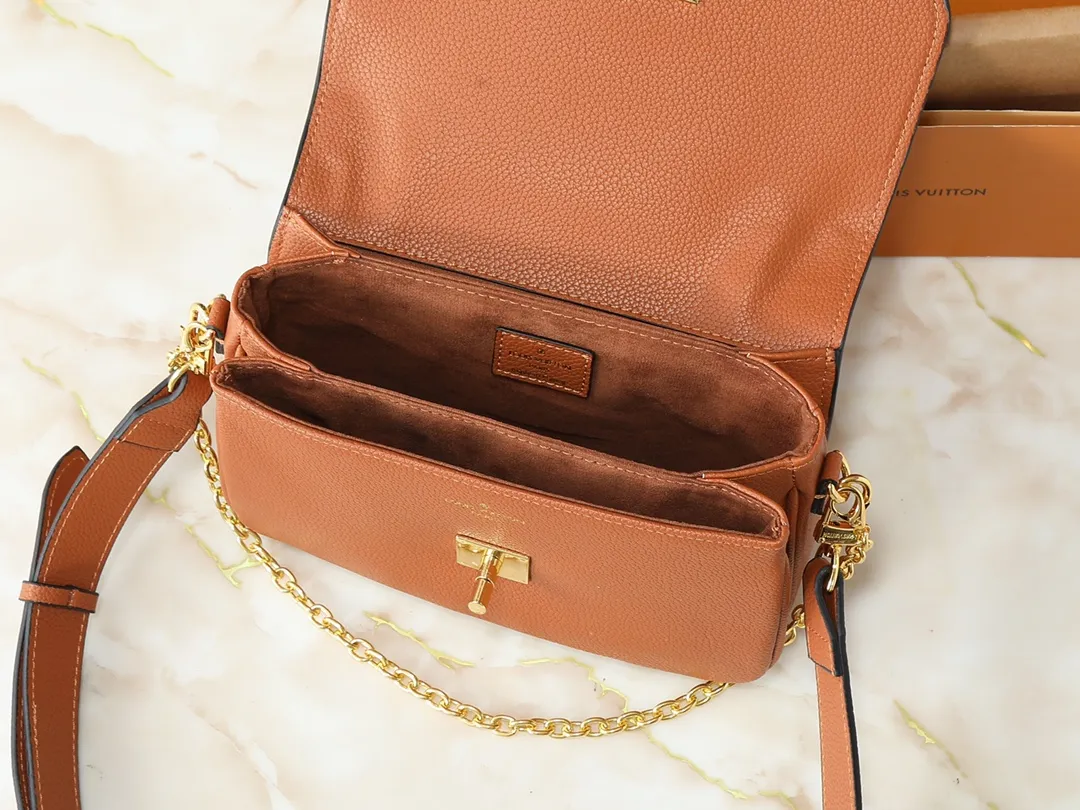 💰260💰Upgraded from the original M22952 M22792 M22735. This Oxford handbag is made of soft grain leather and uses dazzling metal parts to highlight the brand style. The detachable chain and adjustable leather strap allow for a variety of carrying options, adding a dynamic feel to everyday life and day and night occasions. Dimensions: 22.0 x 16.0 x 9.5 cm (length x height x width)