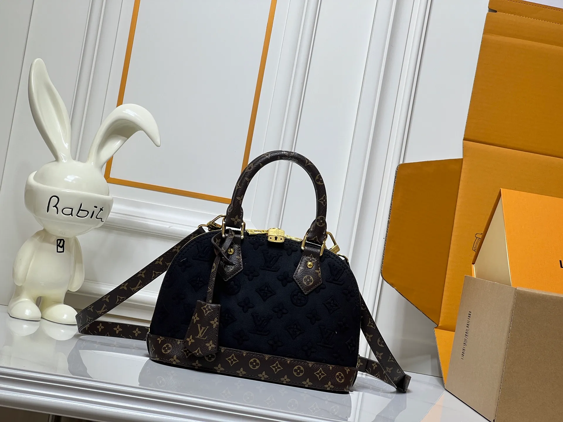 Batch 300💰Black embossed Caramel embossed M53152 M90611 M82717 Louis Vuitton's iconic handbag, one with the crispest design structure. Its prototype is a piece designed by Gaston Vuitton and named after the Alma Bridge, which connects two adjacent fashionable districts in Paris. Signature Monogram canvas gives it a classic feel. Dimensions: 25 x 19 x 12 cm (length x height x width)