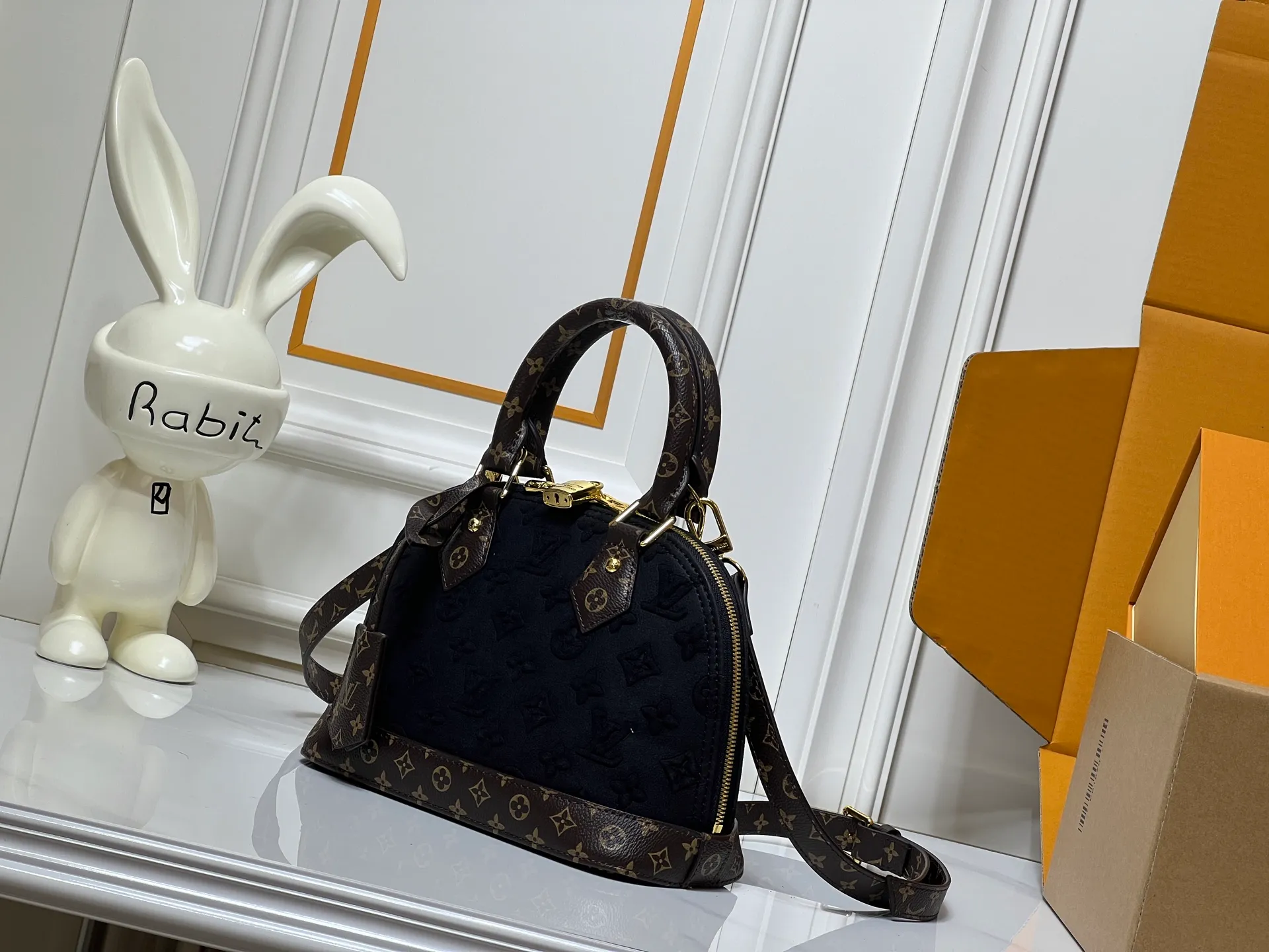 Batch 300💰Black embossed Caramel embossed M53152 M90611 M82717 Louis Vuitton's iconic handbag, one with the crispest design structure. Its prototype is a piece designed by Gaston Vuitton and named after the Alma Bridge, which connects two adjacent fashionable districts in Paris. Signature Monogram canvas gives it a classic feel. Dimensions: 25 x 19 x 12 cm (length x height x width)