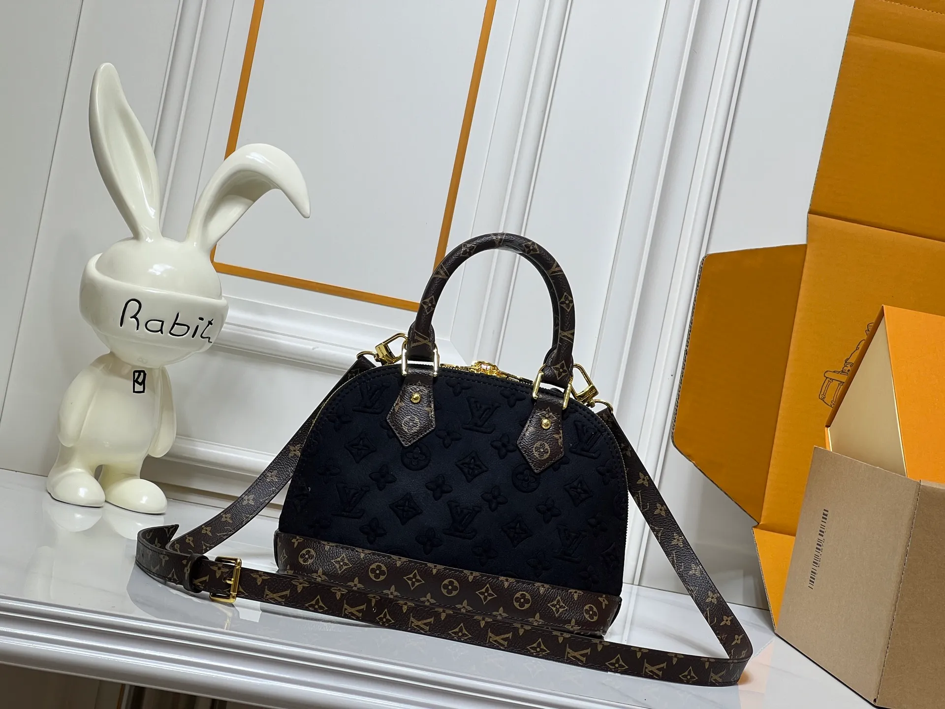 Batch 300💰Black embossed Caramel embossed M53152 M90611 M82717 Louis Vuitton's iconic handbag, one with the crispest design structure. Its prototype is a piece designed by Gaston Vuitton and named after the Alma Bridge, which connects two adjacent fashionable districts in Paris. Signature Monogram canvas gives it a classic feel. Dimensions: 25 x 19 x 12 cm (length x height x width)