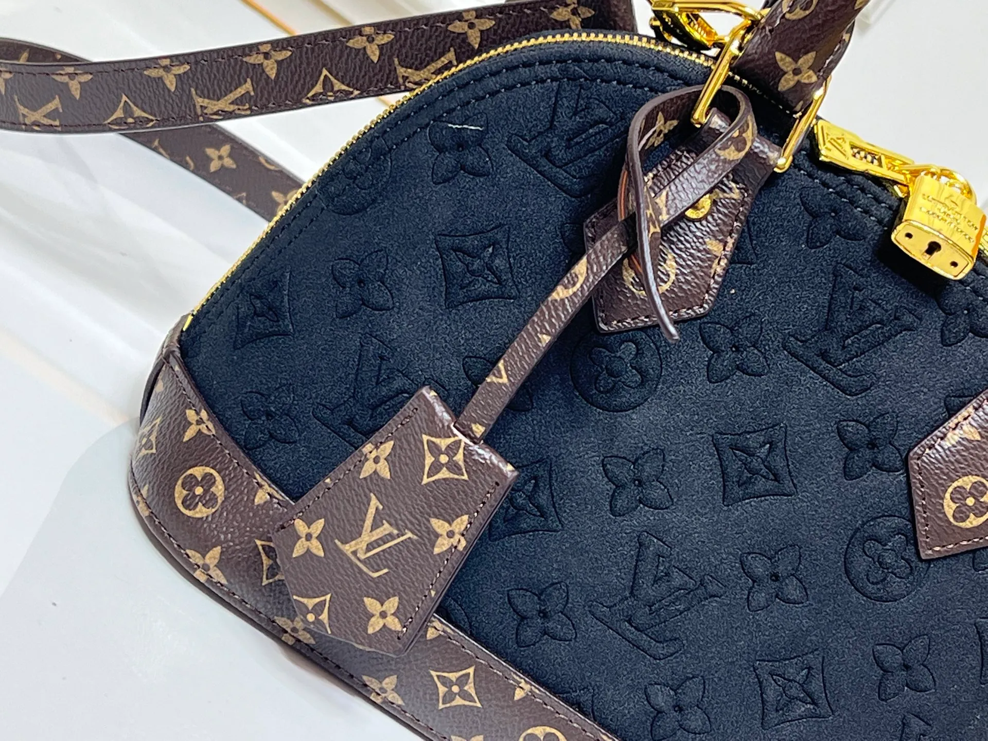 Batch 300💰Black embossed Caramel embossed M53152 M90611 M82717 Louis Vuitton's iconic handbag, one with the crispest design structure. Its prototype is a piece designed by Gaston Vuitton and named after the Alma Bridge, which connects two adjacent fashionable districts in Paris. Signature Monogram canvas gives it a classic feel. Dimensions: 25 x 19 x 12 cm (length x height x width)