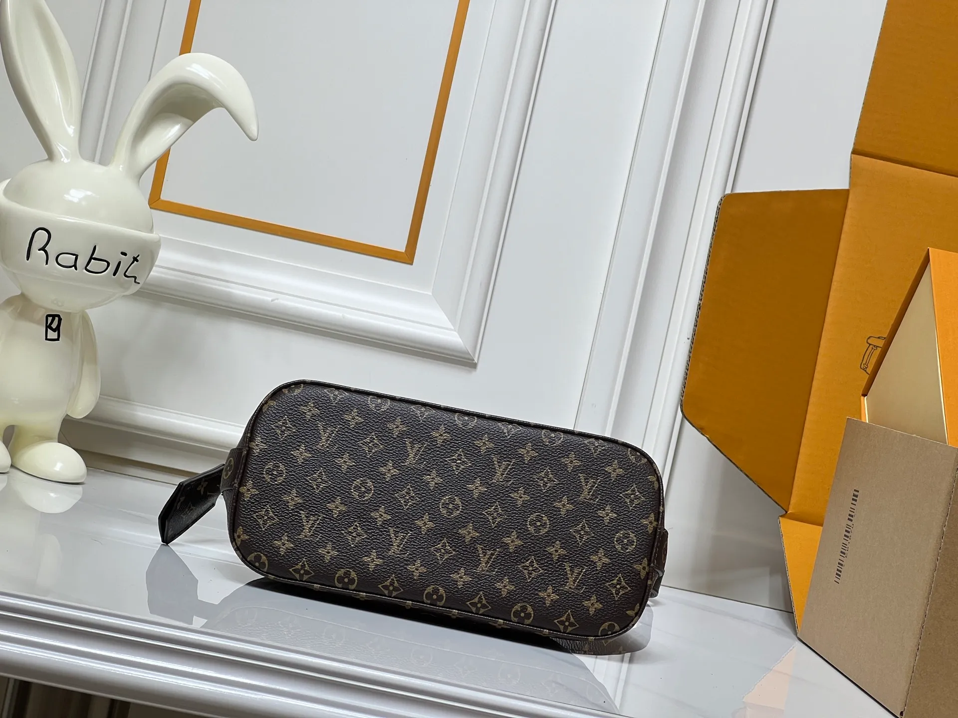 Batch 300💰Black embossed Caramel embossed M53152 M90611 M82717 Louis Vuitton's iconic handbag, one with the crispest design structure. Its prototype is a piece designed by Gaston Vuitton and named after the Alma Bridge, which connects two adjacent fashionable districts in Paris. Signature Monogram canvas gives it a classic feel. Dimensions: 25 x 19 x 12 cm (length x height x width)