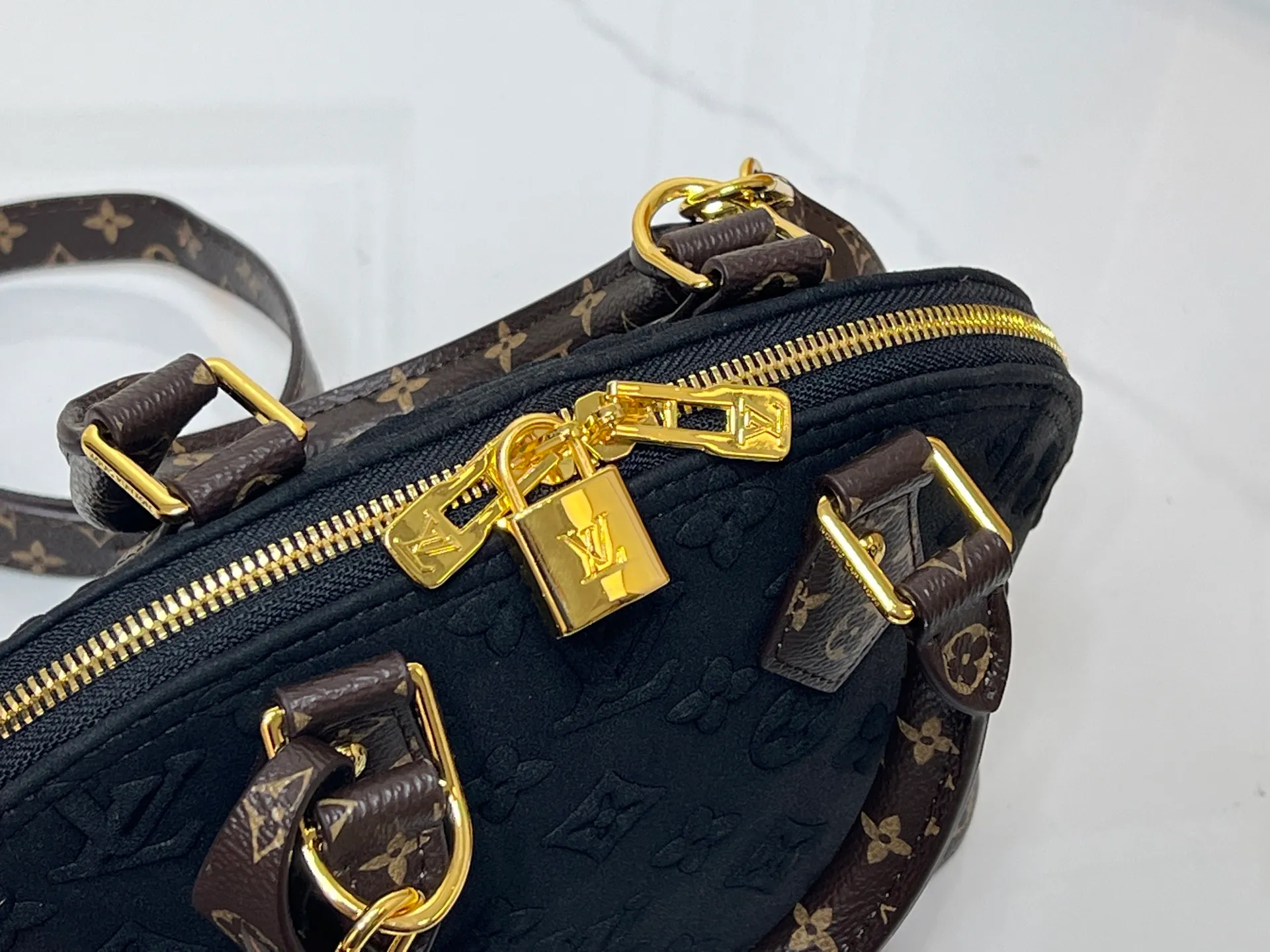 Batch 300💰Black embossed Caramel embossed M53152 M90611 M82717 Louis Vuitton's iconic handbag, one with the crispest design structure. Its prototype is a piece designed by Gaston Vuitton and named after the Alma Bridge, which connects two adjacent fashionable districts in Paris. Signature Monogram canvas gives it a classic feel. Dimensions: 25 x 19 x 12 cm (length x height x width)