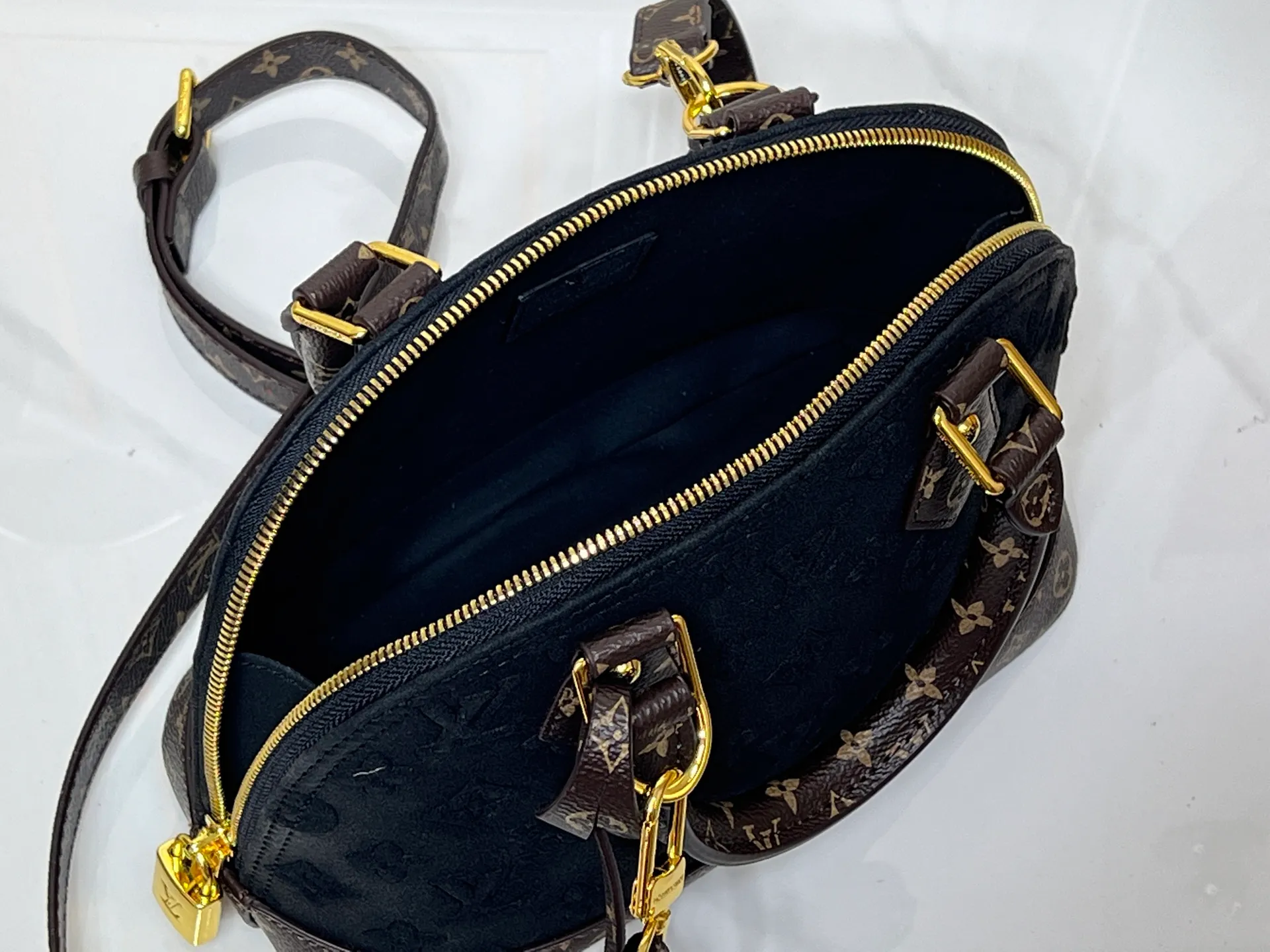 Batch 300💰Black embossed Caramel embossed M53152 M90611 M82717 Louis Vuitton's iconic handbag, one with the crispest design structure. Its prototype is a piece designed by Gaston Vuitton and named after the Alma Bridge, which connects two adjacent fashionable districts in Paris. Signature Monogram canvas gives it a classic feel. Dimensions: 25 x 19 x 12 cm (length x height x width)