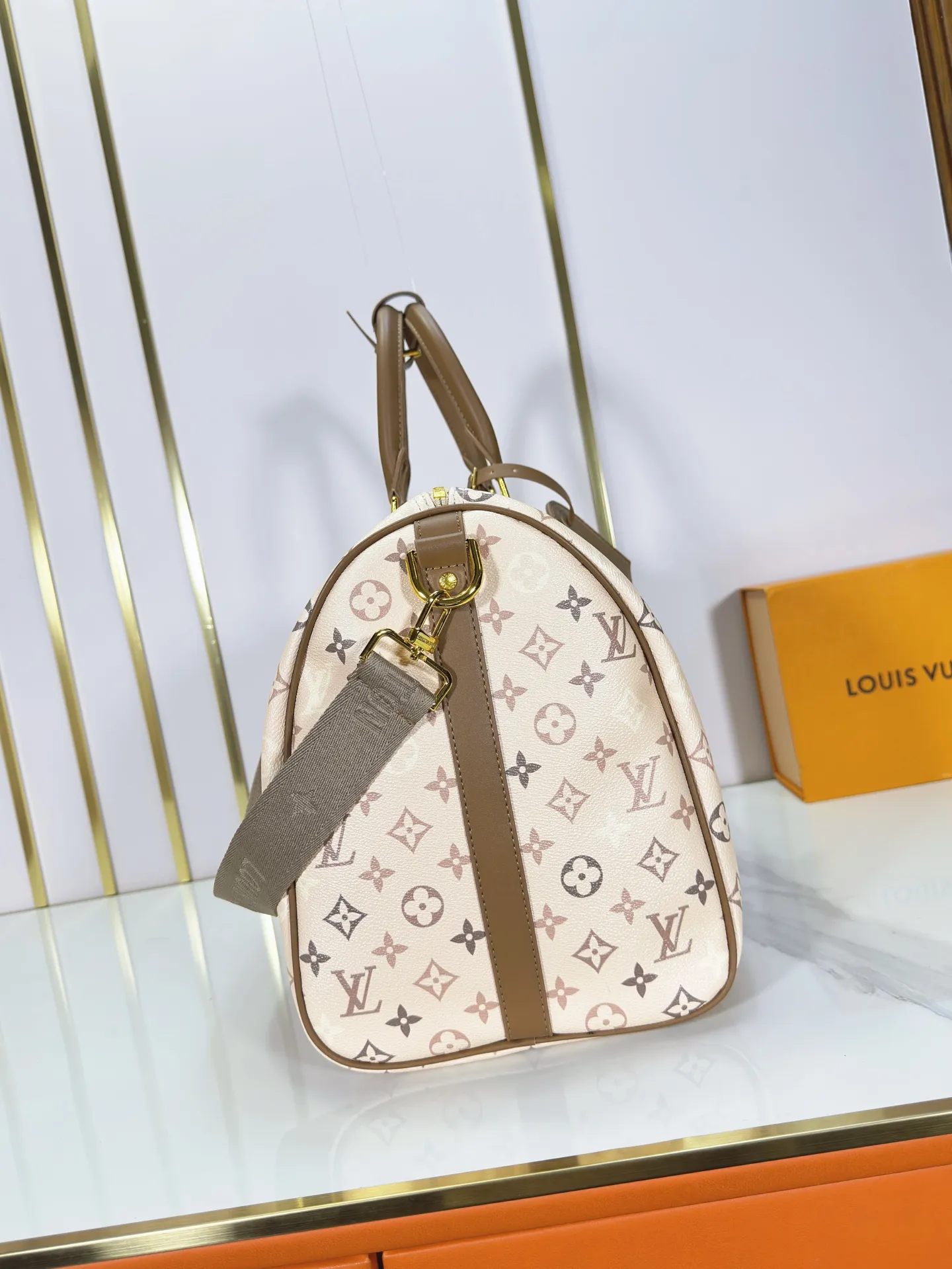 P340 upgraded original, new "Louis Vuitton" 💼 Crossbody M46863 M26959 M41416 LOUIS VUITTON keepall 50 Detachable and adjustable shoulder strap Coated canvas and cowhide leather trim Hand-held shoulder travel bag Spacious capacity and adjustable shoulder strap for work, leisure or travel High-definition hardware logo mark, inner compartment! Special lining. Smooth zipper, exquisite workmanship, every detail is in place! A must-have for men. Size: 50x29x23cm