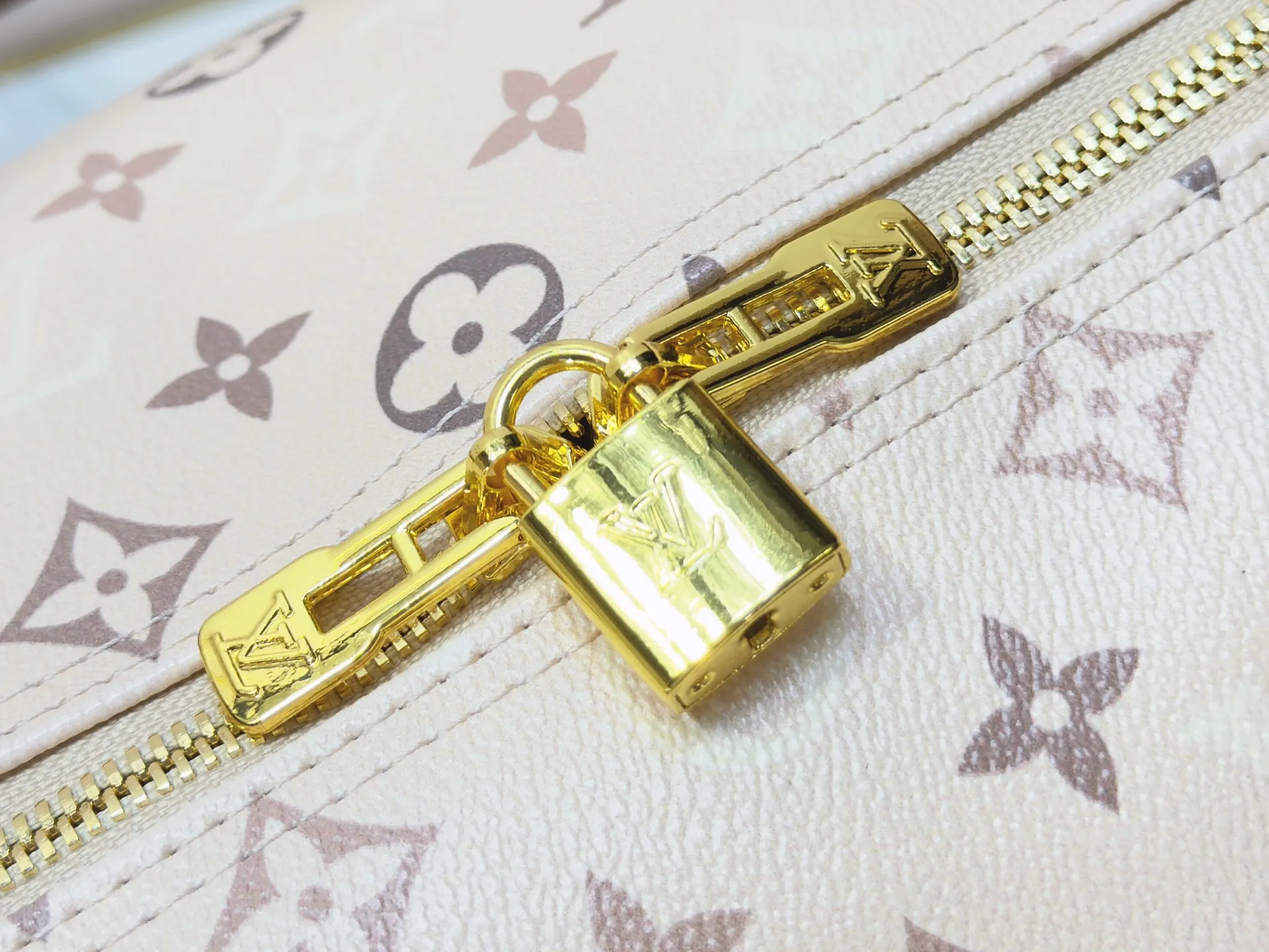 P340 upgraded original, new "Louis Vuitton" 💼 Crossbody M46863 M26959 M41416 LOUIS VUITTON keepall 50 Detachable and adjustable shoulder strap Coated canvas and cowhide leather trim Hand-held shoulder travel bag Spacious capacity and adjustable shoulder strap for work, leisure or travel High-definition hardware logo mark, inner compartment! Special lining. Smooth zipper, exquisite workmanship, every detail is in place! A must-have for men. Size: 50x29x23cm