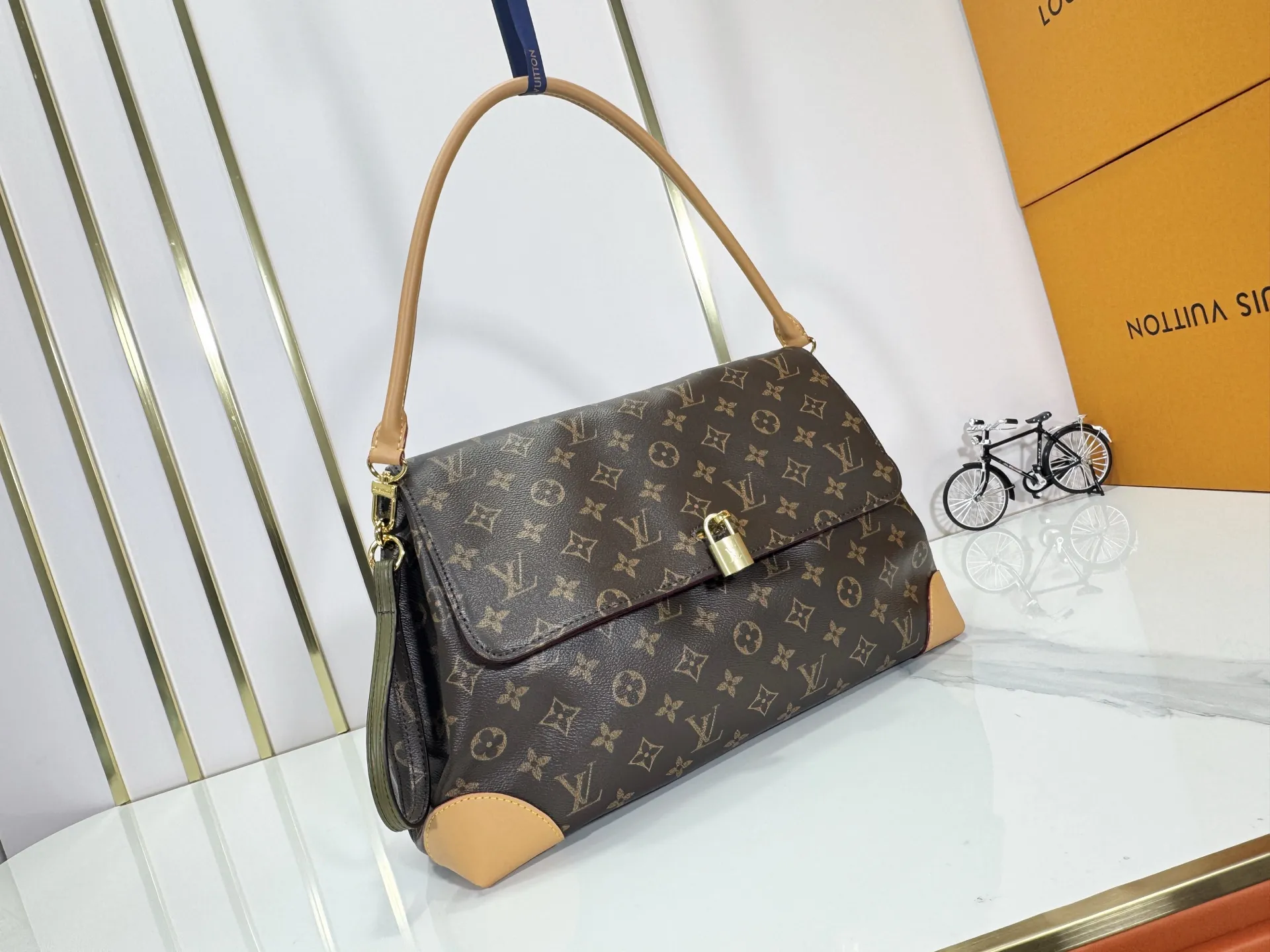 P300 Upgraded Original M14473 This Hide Away handbag is made of Monogram coated canvas, integrating clean lines with the brand's traditional elements, creating an excellent choice for both work and leisure. The metal padlock and Toron handles harken back to 1930s archival style, and a hidden interior compartment keeps valuables safe. Dimensions: 36.0 x 26.0 x 18.0 cm (length x height x width)