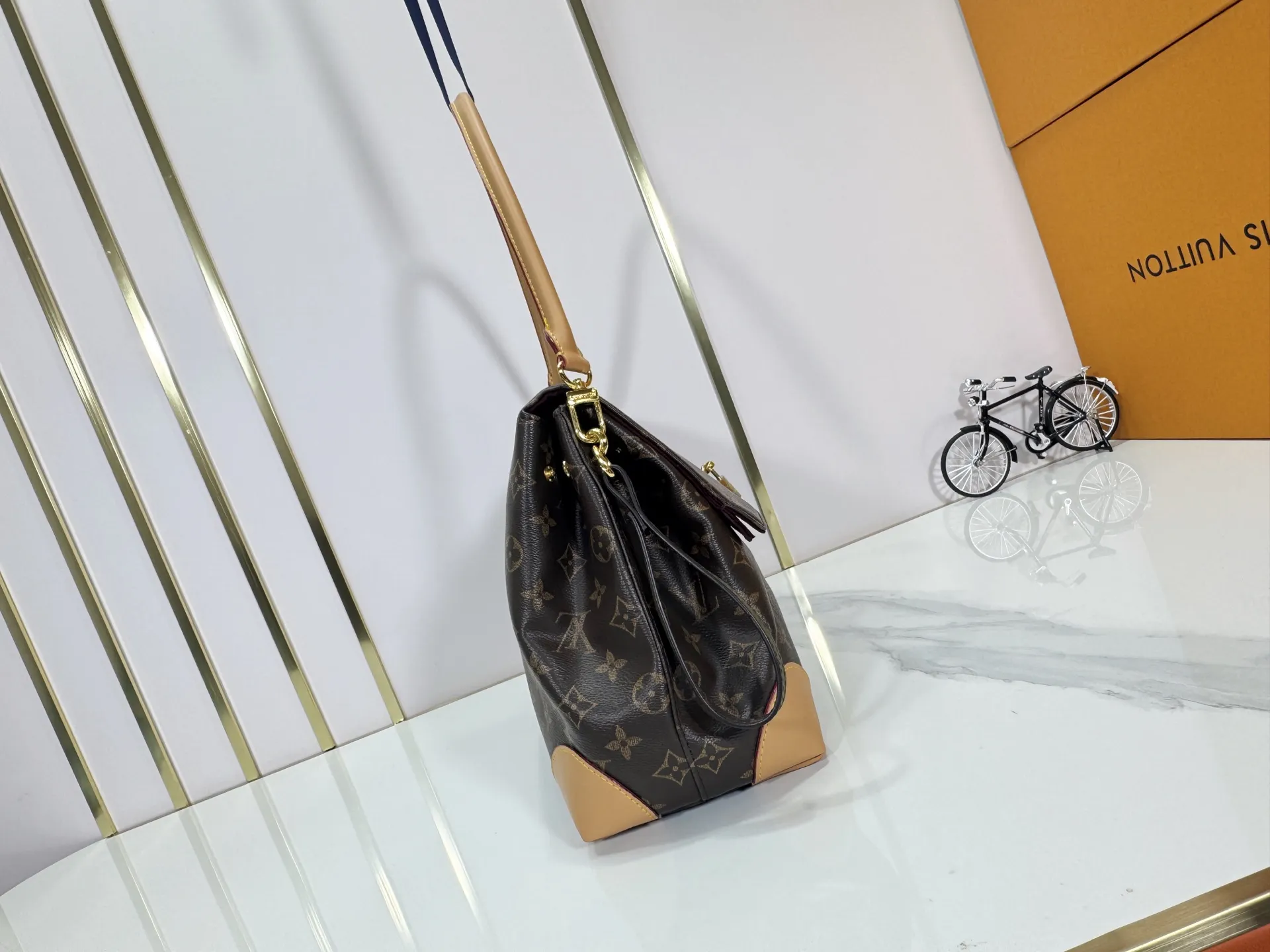 P300 Upgraded Original M14473 This Hide Away handbag is made of Monogram coated canvas, integrating clean lines with the brand's traditional elements, creating an excellent choice for both work and leisure. The metal padlock and Toron handles harken back to 1930s archival style, and a hidden interior compartment keeps valuables safe. Dimensions: 36.0 x 26.0 x 18.0 cm (length x height x width)