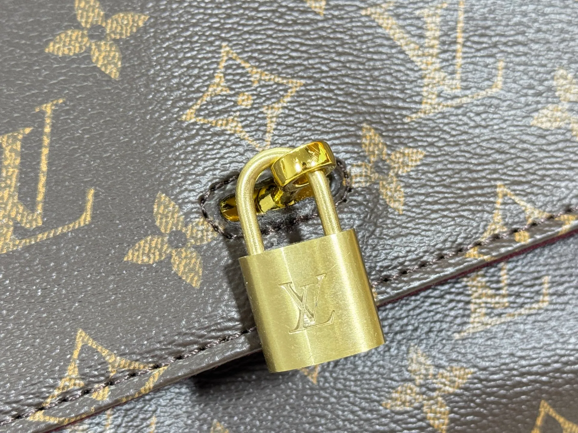 P300 Upgraded Original M14473 This Hide Away handbag is made of Monogram coated canvas, integrating clean lines with the brand's traditional elements, creating an excellent choice for both work and leisure. The metal padlock and Toron handles harken back to 1930s archival style, and a hidden interior compartment keeps valuables safe. Dimensions: 36.0 x 26.0 x 18.0 cm (length x height x width)