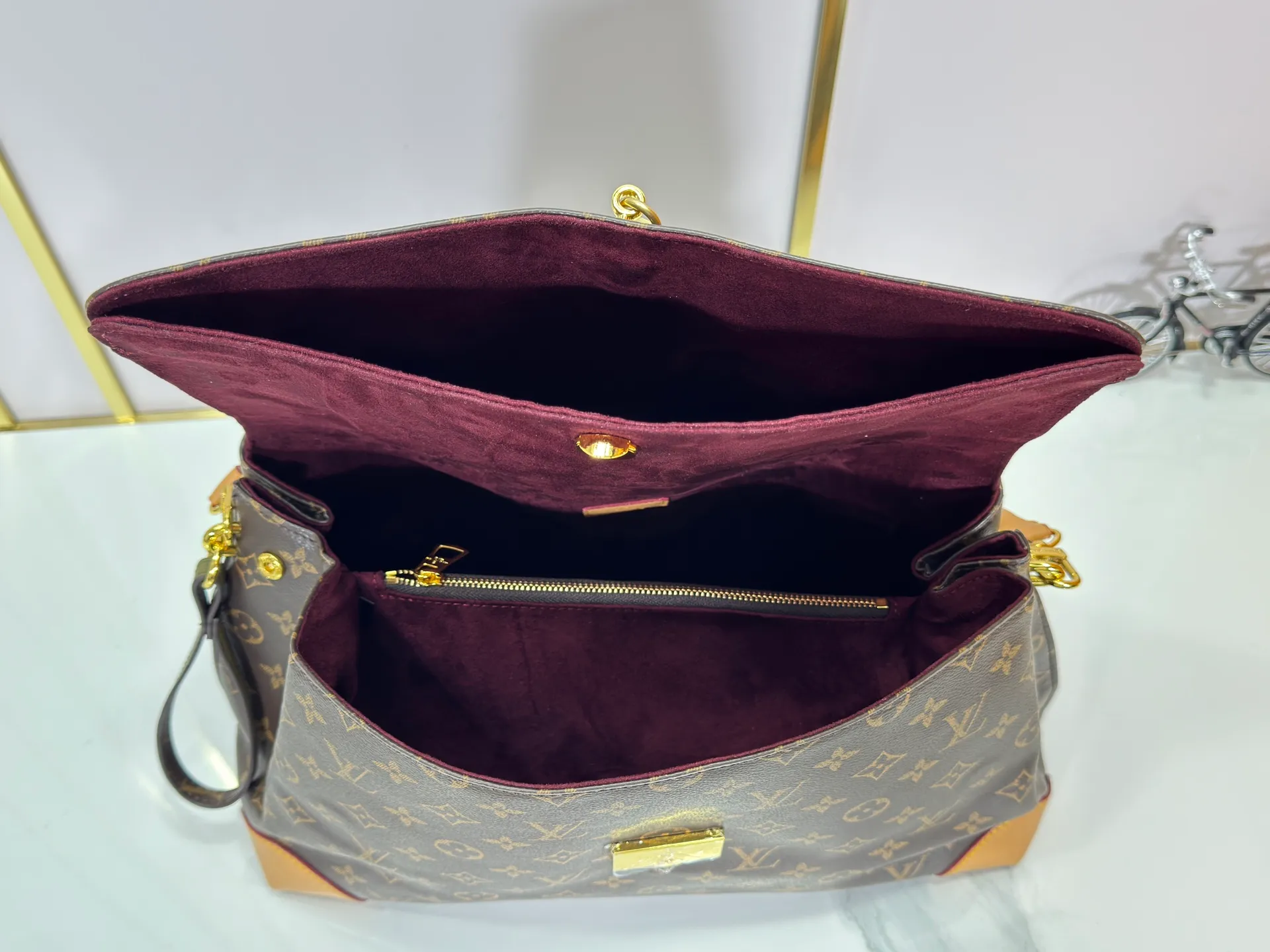P300 Upgraded Original M14473 This Hide Away handbag is made of Monogram coated canvas, integrating clean lines with the brand's traditional elements, creating an excellent choice for both work and leisure. The metal padlock and Toron handles harken back to 1930s archival style, and a hidden interior compartment keeps valuables safe. Dimensions: 36.0 x 26.0 x 18.0 cm (length x height x width)