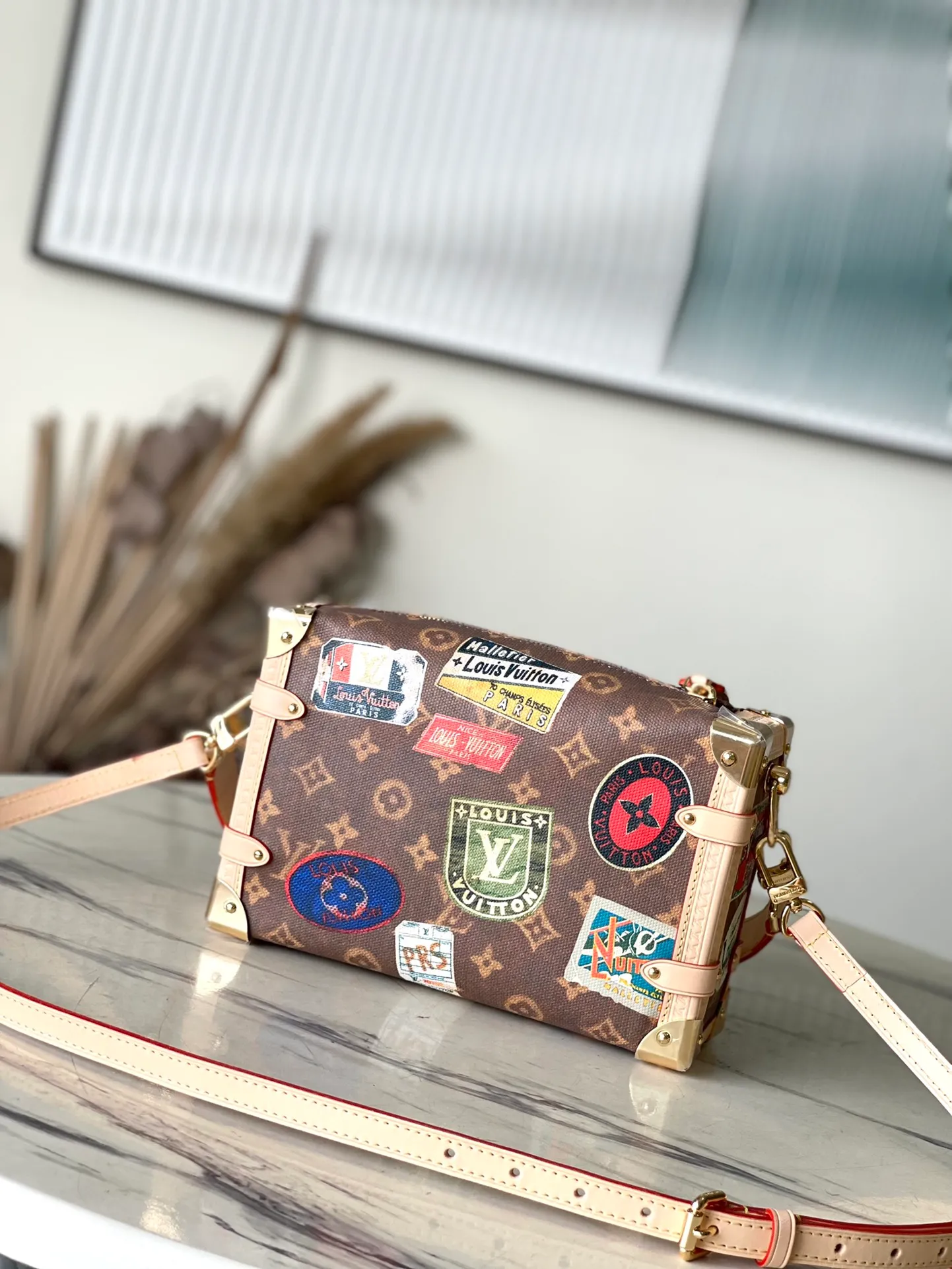 💰1180 Top Original Order M47085 This SideTrunk medium handbag was elegantly unveiled at the 2024 spring and summer fashion show. It is made of resin-lacquered cotton and linen blend to create a soft touch, inspired by the Monogram coated canvas of the brand's classic hard case. The hotel label pays tribute to Gaston-LoulsVuitton's exquisite collection, and the cowhide leather trim adds a traditional touch. Both handle and shoulder strap are removable. Dimensions: 21 × 14 × 6 cm