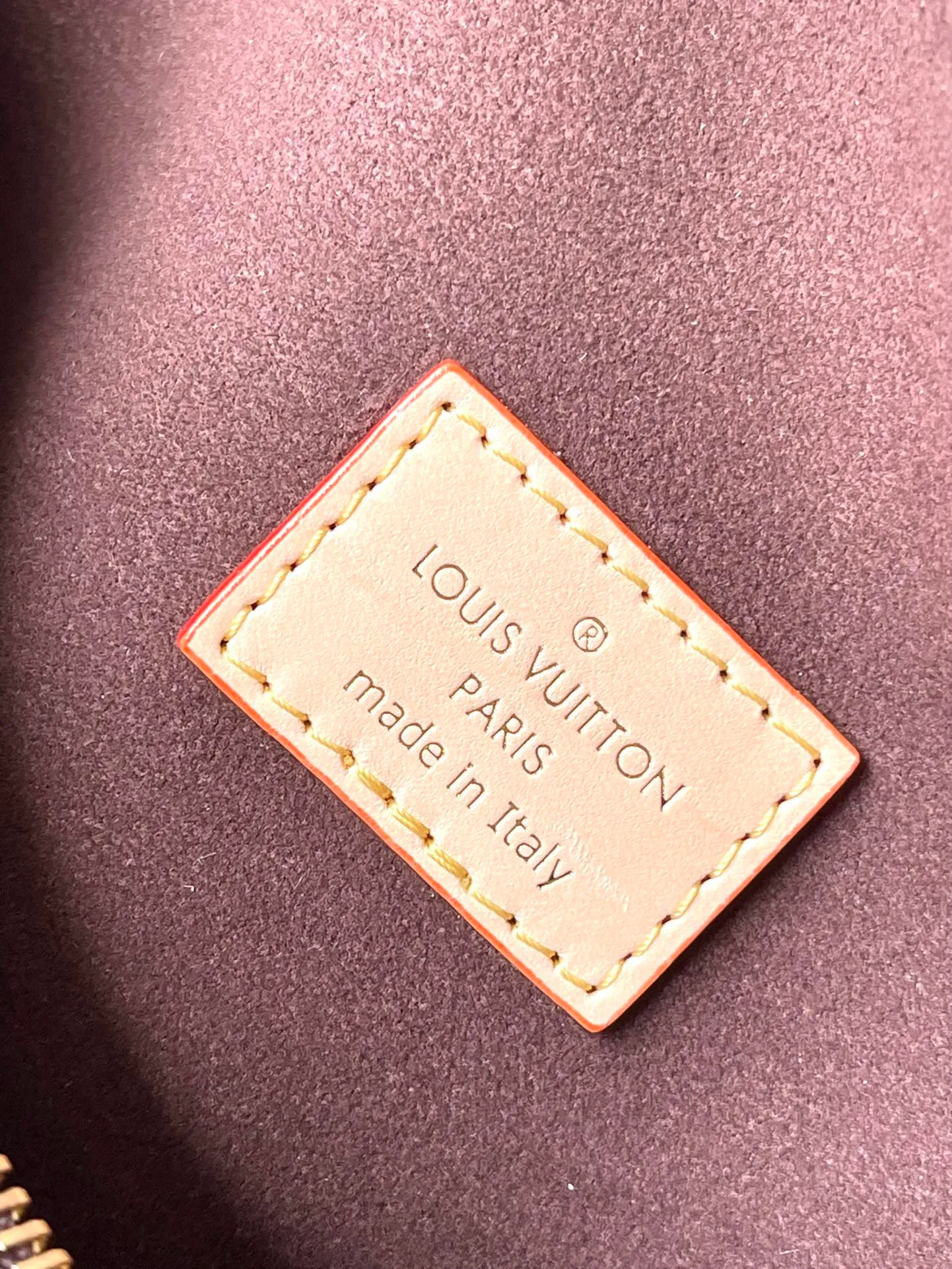 💰1180 Top Original Order M47085 This SideTrunk medium handbag was elegantly unveiled at the 2024 spring and summer fashion show. It is made of resin-lacquered cotton and linen blend to create a soft touch, inspired by the Monogram coated canvas of the brand's classic hard case. The hotel label pays tribute to Gaston-LoulsVuitton's exquisite collection, and the cowhide leather trim adds a traditional touch. Both handle and shoulder strap are removable. Dimensions: 21 × 14 × 6 cm