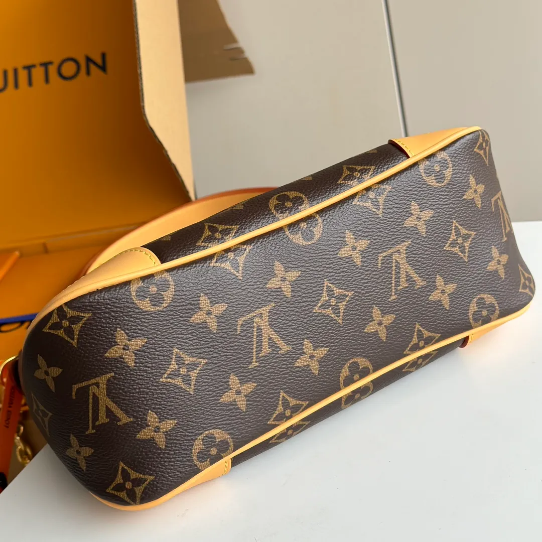 p1660 [Equipped with a full set of MB tax-free packaging] Upgraded diamond-shaped variable code chip 𝐁𝐎𝐔𝐋𝐎𝐆𝐍𝐄The king of hot hits #M45832 Special grade all-steel physical shooting Size: 29*16*9.5cm A good-looking and packable croissant 🥐 perfectly integrates retro and fashion, not only reaches a new height in appearance, The storage capacity is also very user-friendly. The bag body is not big, so it can meet the daily needs of large storage space. The detachable and adjustable shoulder strap design allows more choices for daily concave shapes. The matching of the chain adds an elegant element to the entire bag. The design of the chain turns the entire bag into an armpit bag in seconds. I think it is a top-notch product 𝐲𝐲𝐝𝐬!