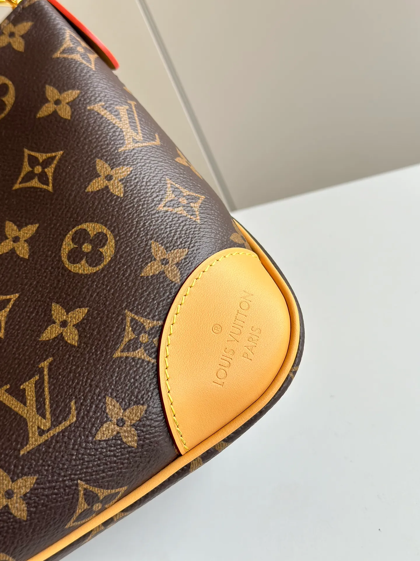 p1660 [Equipped with a full set of MB tax-free packaging] Upgraded diamond-shaped variable code chip 𝐁𝐎𝐔𝐋𝐎𝐆𝐍𝐄The king of hot hits #M45832 Special grade all-steel physical shooting Size: 29*16*9.5cm A good-looking and packable croissant 🥐 perfectly integrates retro and fashion, not only reaches a new height in appearance, The storage capacity is also very user-friendly. The bag body is not big, so it can meet the daily needs of large storage space. The detachable and adjustable shoulder strap design allows more choices for daily concave shapes. The matching of the chain adds an elegant element to the entire bag. The design of the chain turns the entire bag into an armpit bag in seconds. I think it is a top-notch product 𝐲𝐲𝐝𝐬!