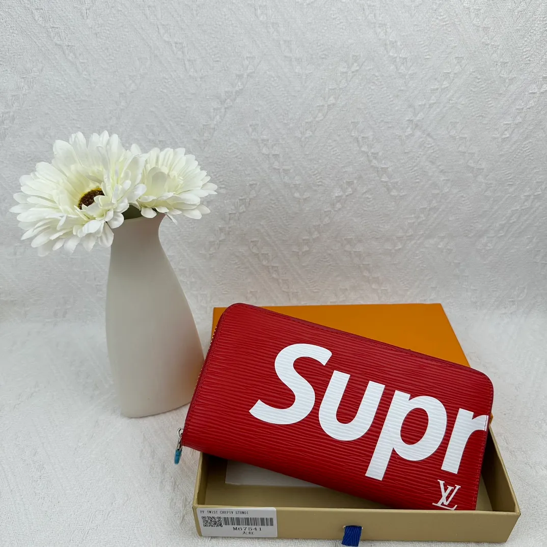 P106 top original M67541🎬 Incorporates Supreme's iconic rectangular Box logo into the new Monogram pattern. In addition to the strong cooperation between the two fashion symbols, this special collaboration also symbolizes the passionate dance of New York street style and Louis Vuitton's French elegance. Louis Vuitton has embarked on a creative journey of integrating different things to create new highlights.