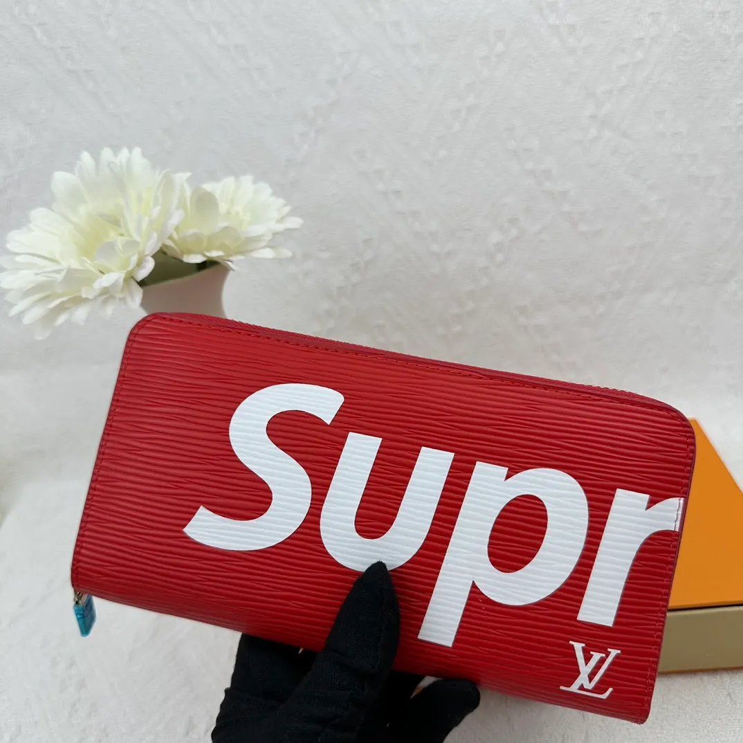 P106 top original M67541🎬 Incorporates Supreme's iconic rectangular Box logo into the new Monogram pattern. In addition to the strong cooperation between the two fashion symbols, this special collaboration also symbolizes the passionate dance of New York street style and Louis Vuitton's French elegance. Louis Vuitton has embarked on a creative journey of integrating different things to create new highlights.