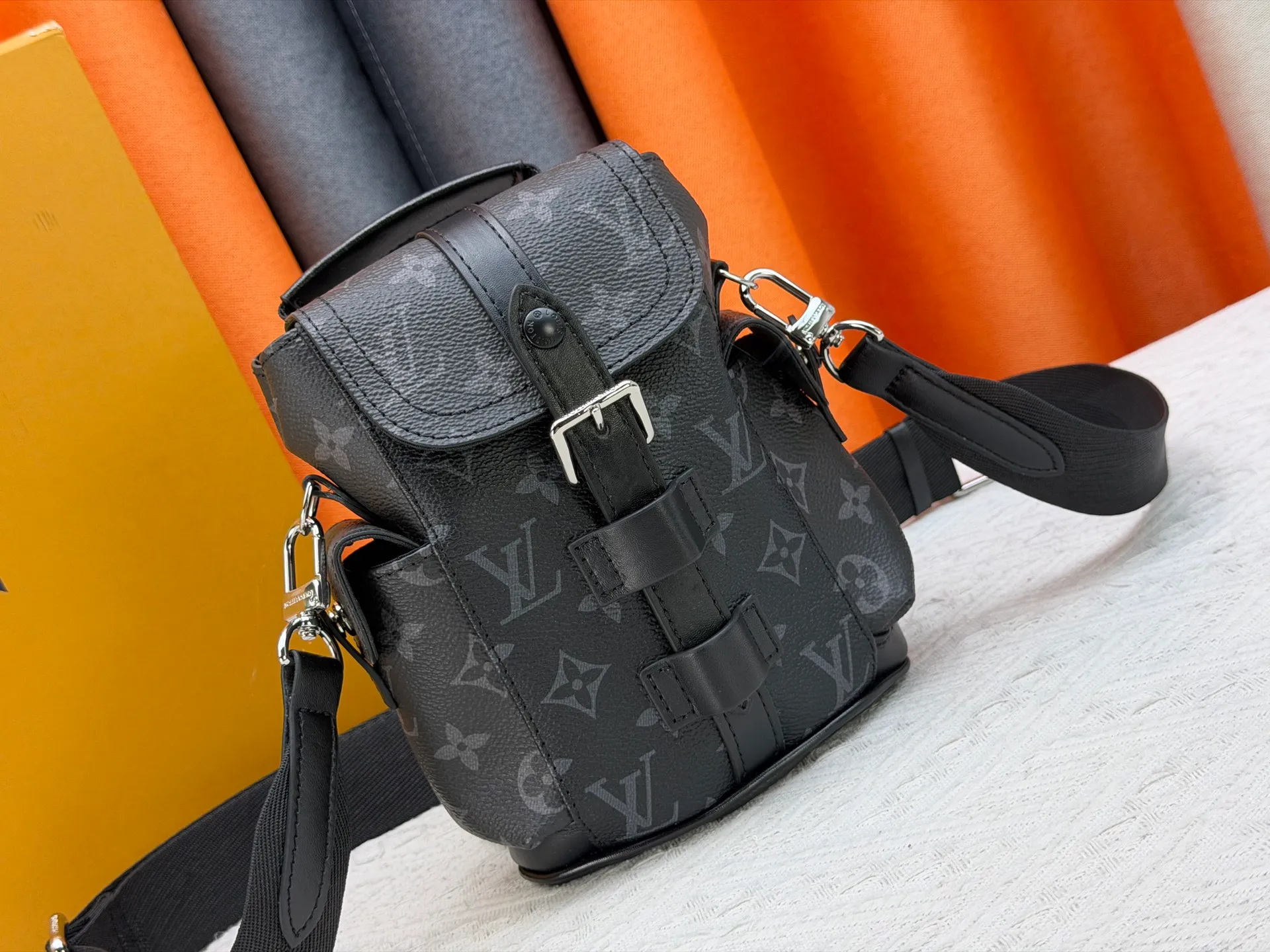P220 Upgraded original version M82769 This Nano Christopher handbag cleverly condenses the essence of Louis Vuitton's classic Christopher backpack. The black floral black leather hijab backpack and shoulder bag oo[handshake][handshake] exquisitely reproduces the side pockets, spring buckle opening and closing and buckle details. The detachable shoulder strap and D-ring add cross-body wear or can be worn as a shoulder bag. Dimensions: 14 x 19 x 6 cm (length x height x width)
