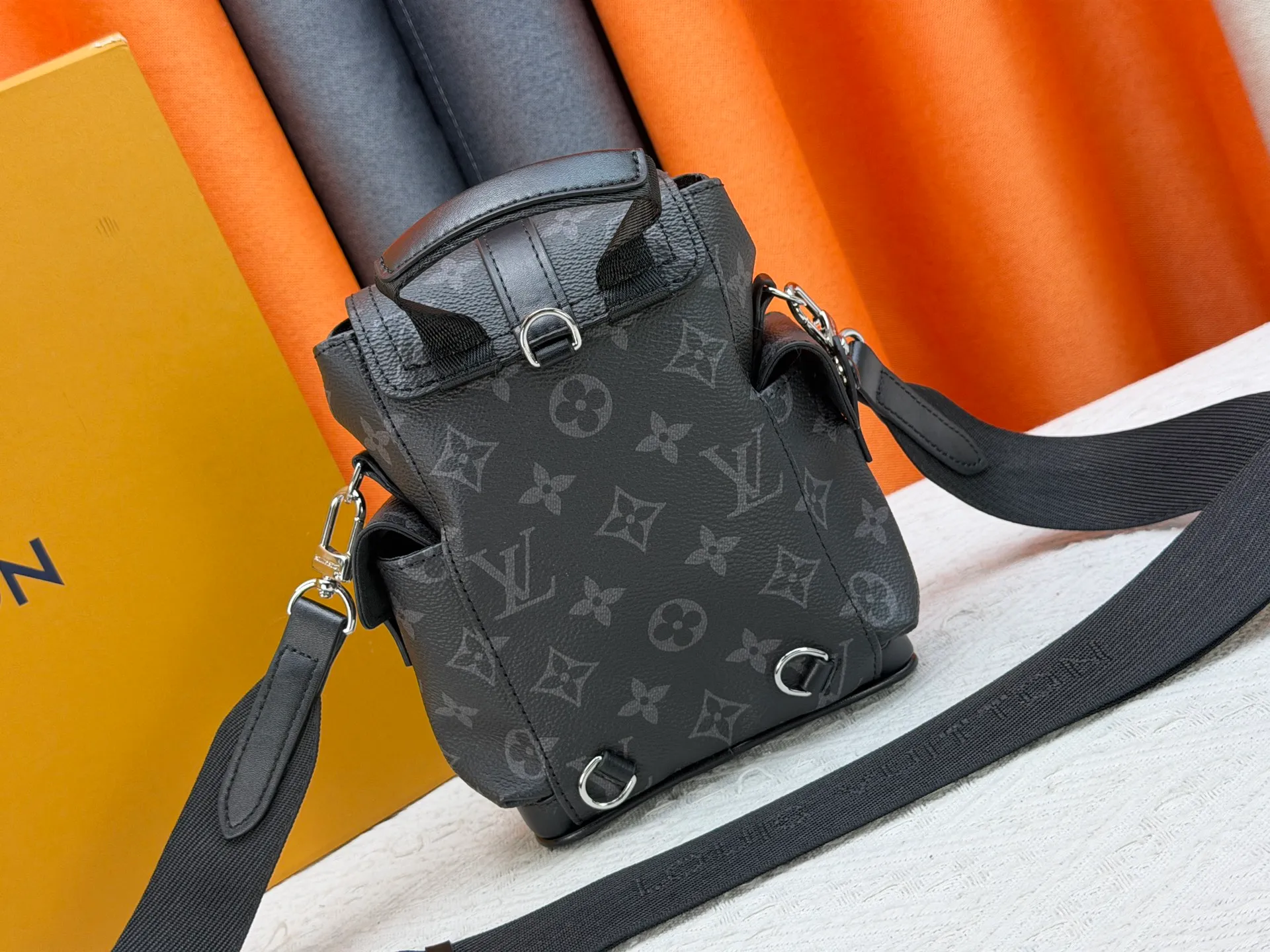 P220 Upgraded original version M82769 This Nano Christopher handbag cleverly condenses the essence of Louis Vuitton's classic Christopher backpack. The black floral black leather hijab backpack and shoulder bag oo[handshake][handshake] exquisitely reproduces the side pockets, spring buckle opening and closing and buckle details. The detachable shoulder strap and D-ring add cross-body wear or can be worn as a shoulder bag. Dimensions: 14 x 19 x 6 cm (length x height x width)