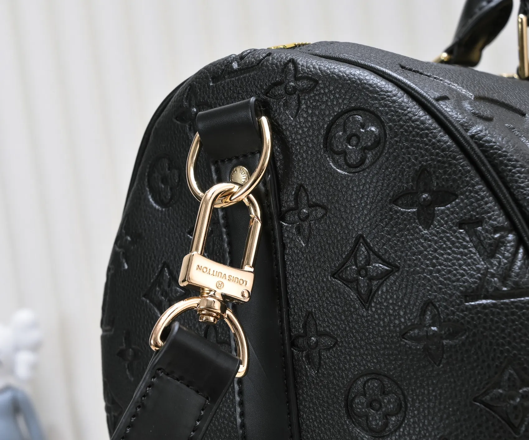 Batch 440💰N44810 45532 Upgraded version 45cm imported first-layer cowhide black embossed large flower travel bag N41416 45532 Keepall is a classic of the Louis Vuitton travel bag series. This large Keepall in Monogram is spacious and comes with a removable leather shoulder strap. 45x 27×20cm (Length x Height x Width) - Monogram natural cowhide leather binding - Double zipper closure - Leather handles - Detachable leather shoulder strap - Detachable leather ID holder - All steel hardware - With padlock