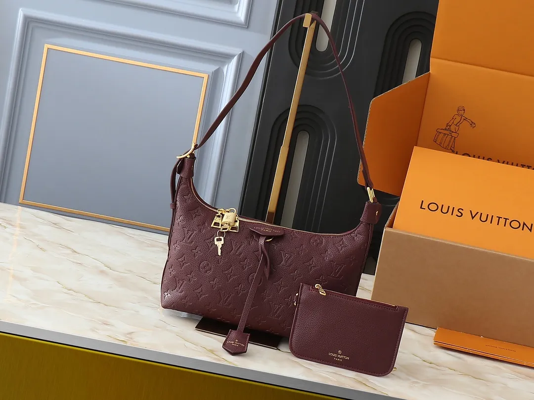 💰260💰Upgraded original M46610 M46609 M46674 This Sac Sport handbag is made of soft Monogram Empreinte embossed leather to create a curved outline, paying tribute to the brand's archive design with retro structure and exquisite details. Plenty of space makes it easy to carry your daily needs, and the adjustable handle allows for a variety of carrying methods. Dimensions: 27.0 x 22.0 x 10.5 cm (length x height x width)