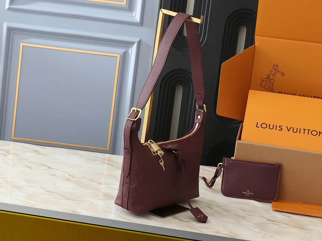 💰260💰Upgraded original M46610 M46609 M46674 This Sac Sport handbag is made of soft Monogram Empreinte embossed leather to create a curved outline, paying tribute to the brand's archive design with retro structure and exquisite details. Plenty of space makes it easy to carry your daily needs, and the adjustable handle allows for a variety of carrying methods. Dimensions: 27.0 x 22.0 x 10.5 cm (length x height x width)