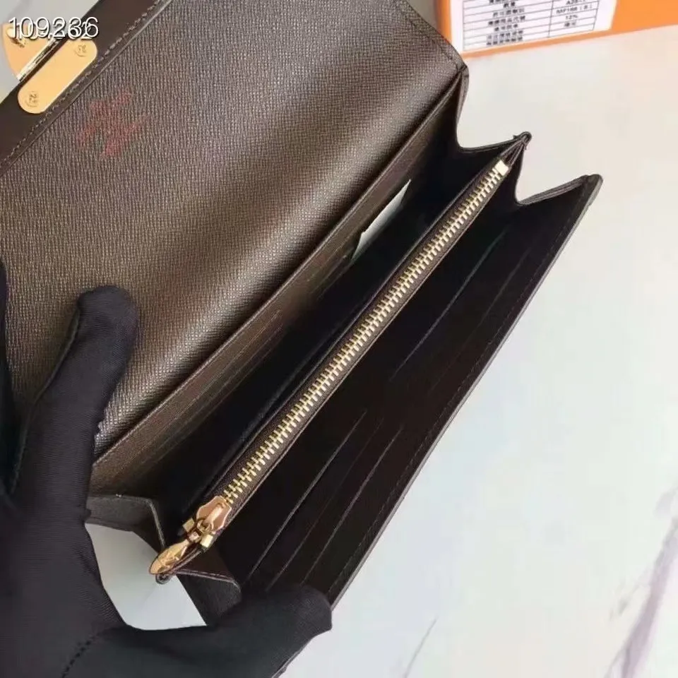 P160N60535 Material: PVC with cowhide leather Size: 21/10 Crafted from Damier Ebene canvas and decorated with the iconic S lock and rivets, this stylish Venice wallet pays homage to Louis Vuitton’s rich heritage as a luxury luggage manufacturer. Thanks to its spacious and functional interior, this model can also be used as an elegant clutch.