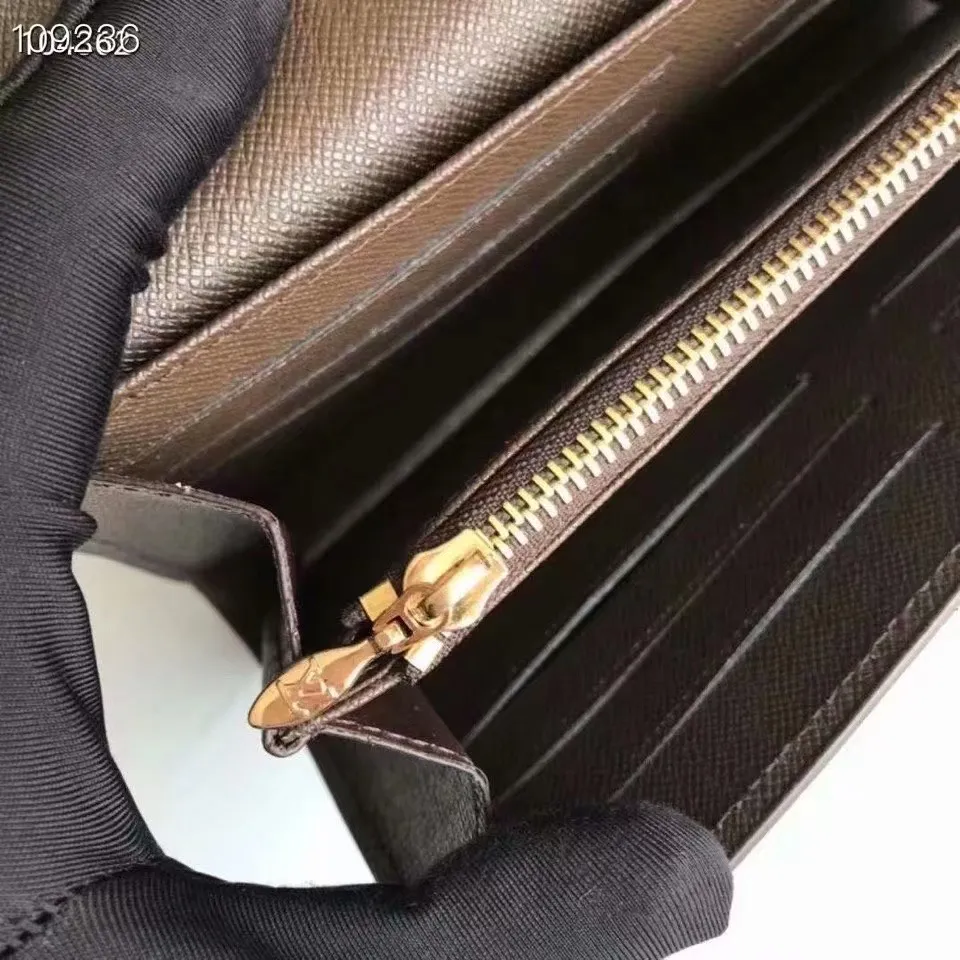 P160N60535 Material: PVC with cowhide leather Size: 21/10 Crafted from Damier Ebene canvas and decorated with the iconic S lock and rivets, this stylish Venice wallet pays homage to Louis Vuitton’s rich heritage as a luxury luggage manufacturer. Thanks to its spacious and functional interior, this model can also be used as an elegant clutch.