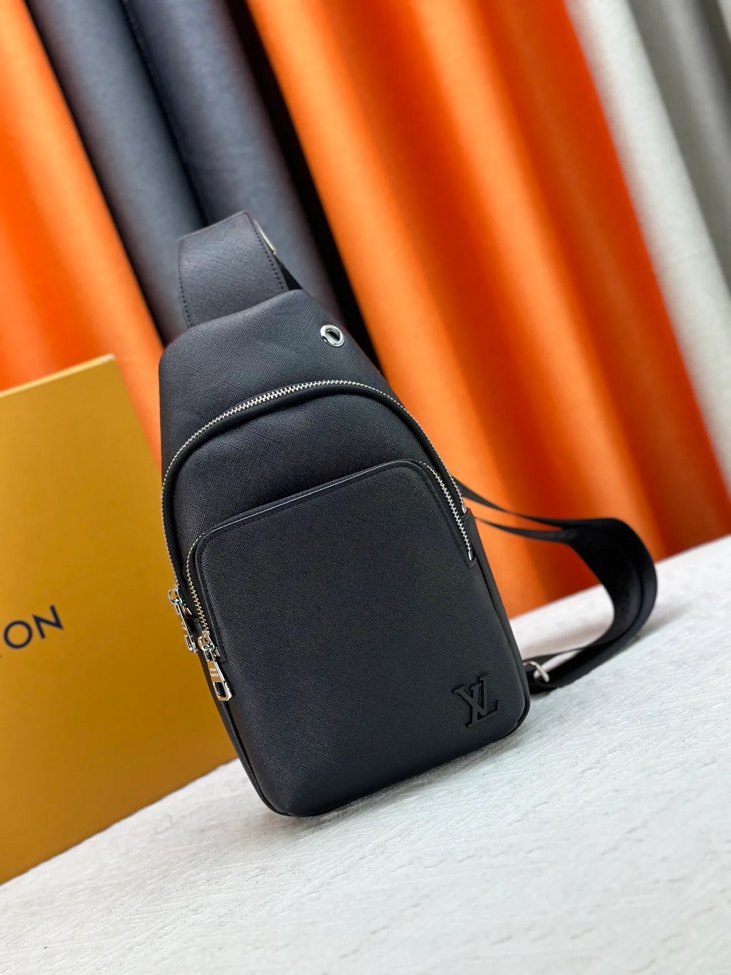 P300 latest style ＜LV＞men's 👮chest bag💯hot shipment❗️(actual photo taken📷no added effects) original imported first-layer cowhide 👍intimately designed headphone cable drilling, using special hardware. Original lining💪senior tailor ✂️unique casual high-end style🙌Model: 1047, M46344 Color: black. Size: 30×17×5cm