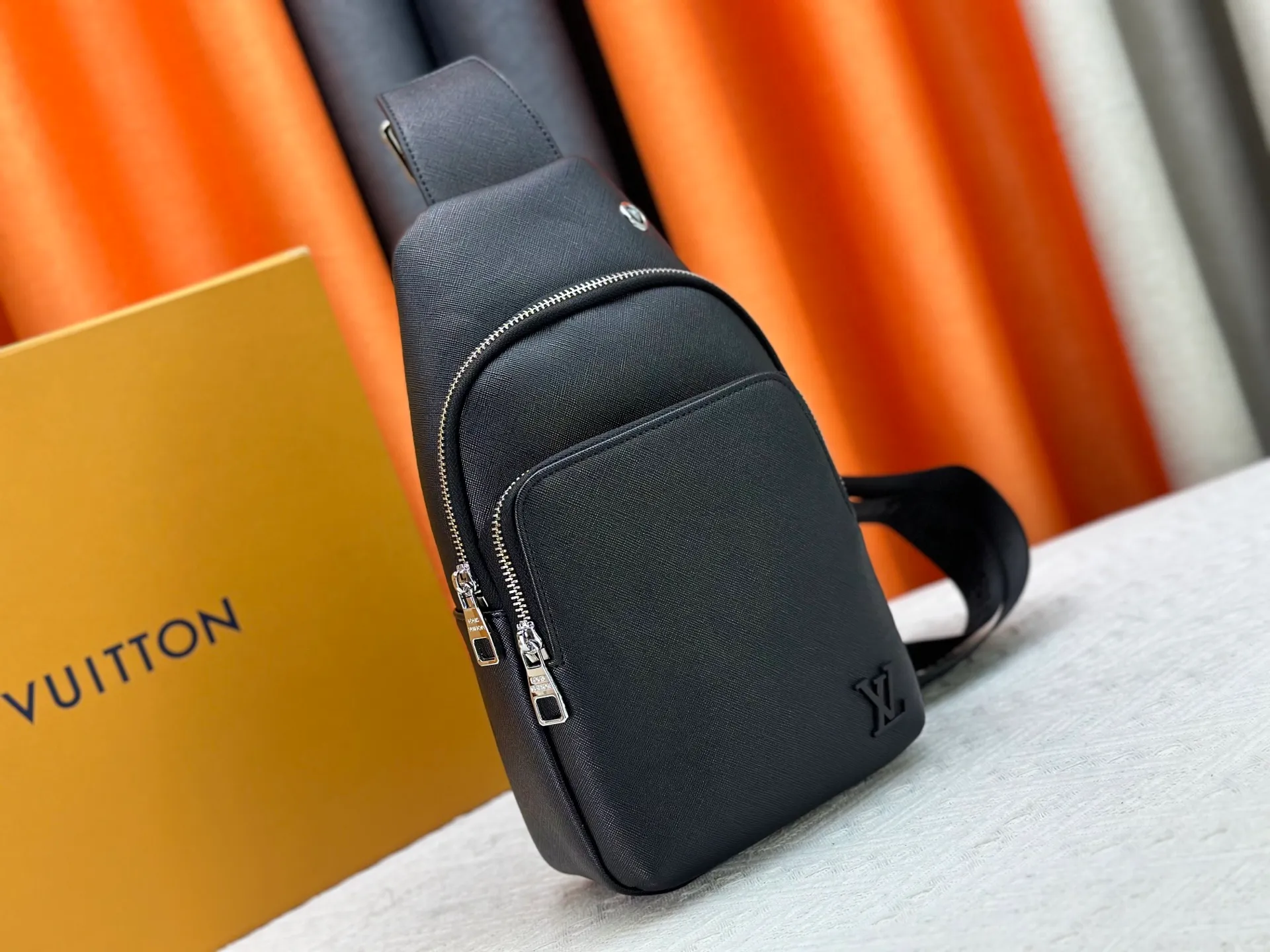 P300 latest style ＜LV＞men's 👮chest bag💯hot shipment❗️(actual photo taken📷no added effects) original imported first-layer cowhide 👍intimately designed headphone cable drilling, using special hardware. Original lining💪senior tailor ✂️unique casual high-end style🙌Model: 1047, M46344 Color: black. Size: 30×17×5cm
