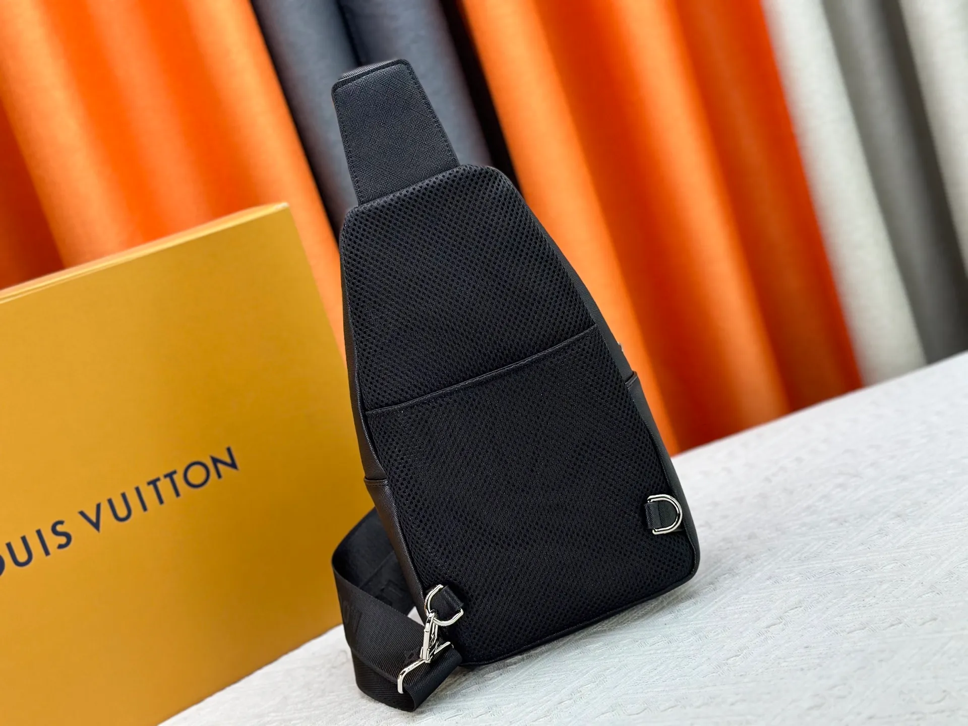 P300 latest style ＜LV＞men's 👮chest bag💯hot shipment❗️(actual photo taken📷no added effects) original imported first-layer cowhide 👍intimately designed headphone cable drilling, using special hardware. Original lining💪senior tailor ✂️unique casual high-end style🙌Model: 1047, M46344 Color: black. Size: 30×17×5cm