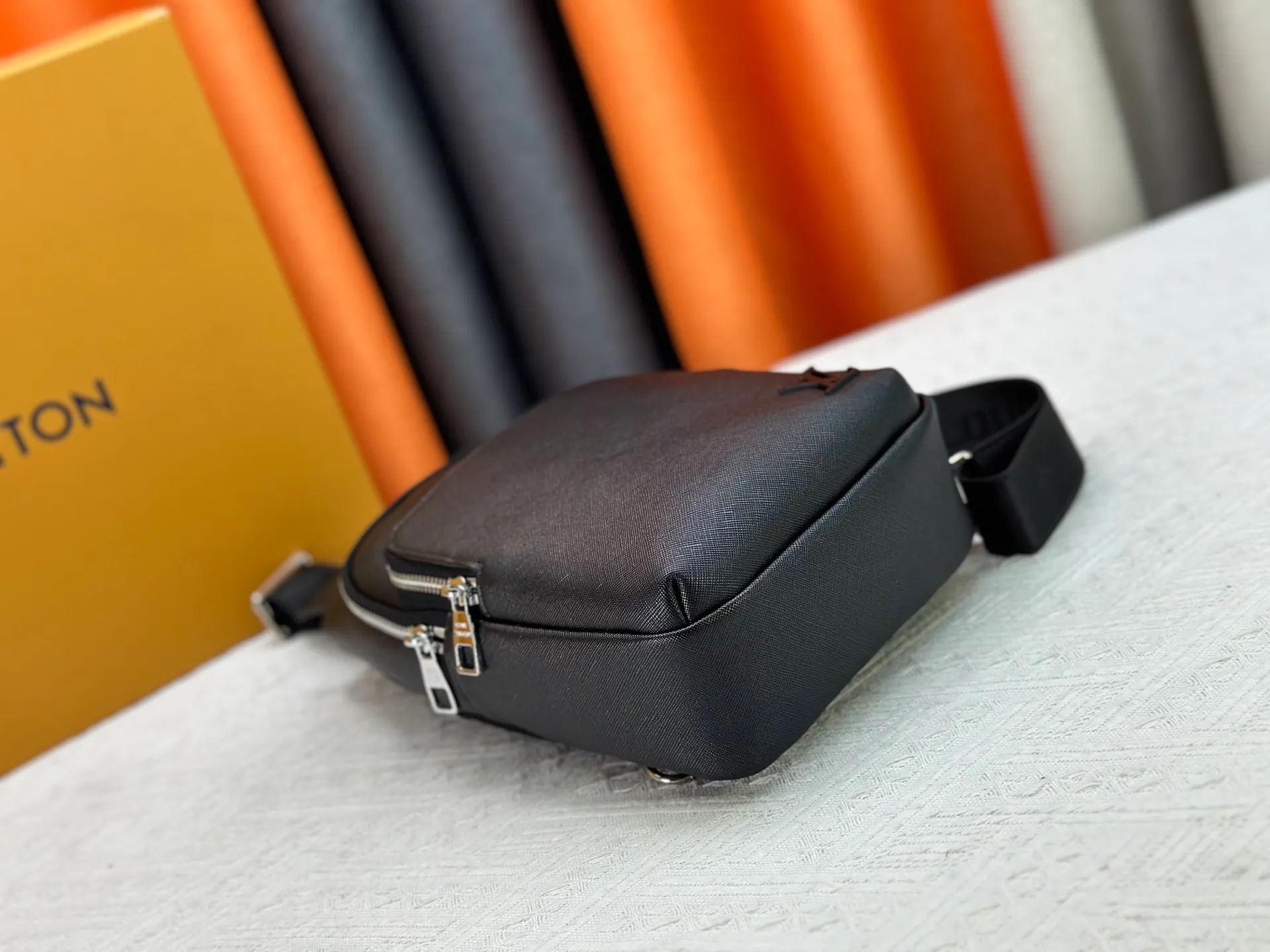 P300 latest style ＜LV＞men's 👮chest bag💯hot shipment❗️(actual photo taken📷no added effects) original imported first-layer cowhide 👍intimately designed headphone cable drilling, using special hardware. Original lining💪senior tailor ✂️unique casual high-end style🙌Model: 1047, M46344 Color: black. Size: 30×17×5cm