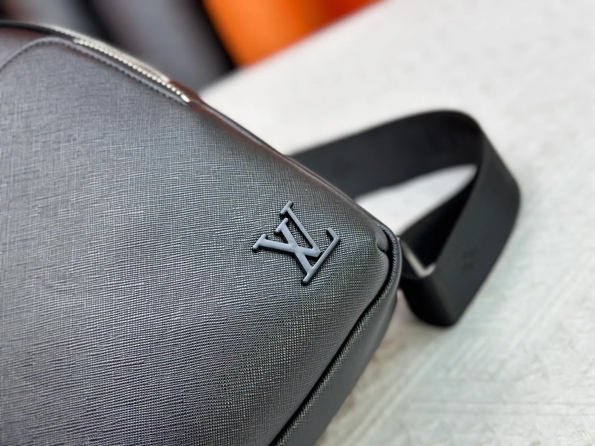 P300 latest style ＜LV＞men's 👮chest bag💯hot shipment❗️(actual photo taken📷no added effects) original imported first-layer cowhide 👍intimately designed headphone cable drilling, using special hardware. Original lining💪senior tailor ✂️unique casual high-end style🙌Model: 1047, M46344 Color: black. Size: 30×17×5cm