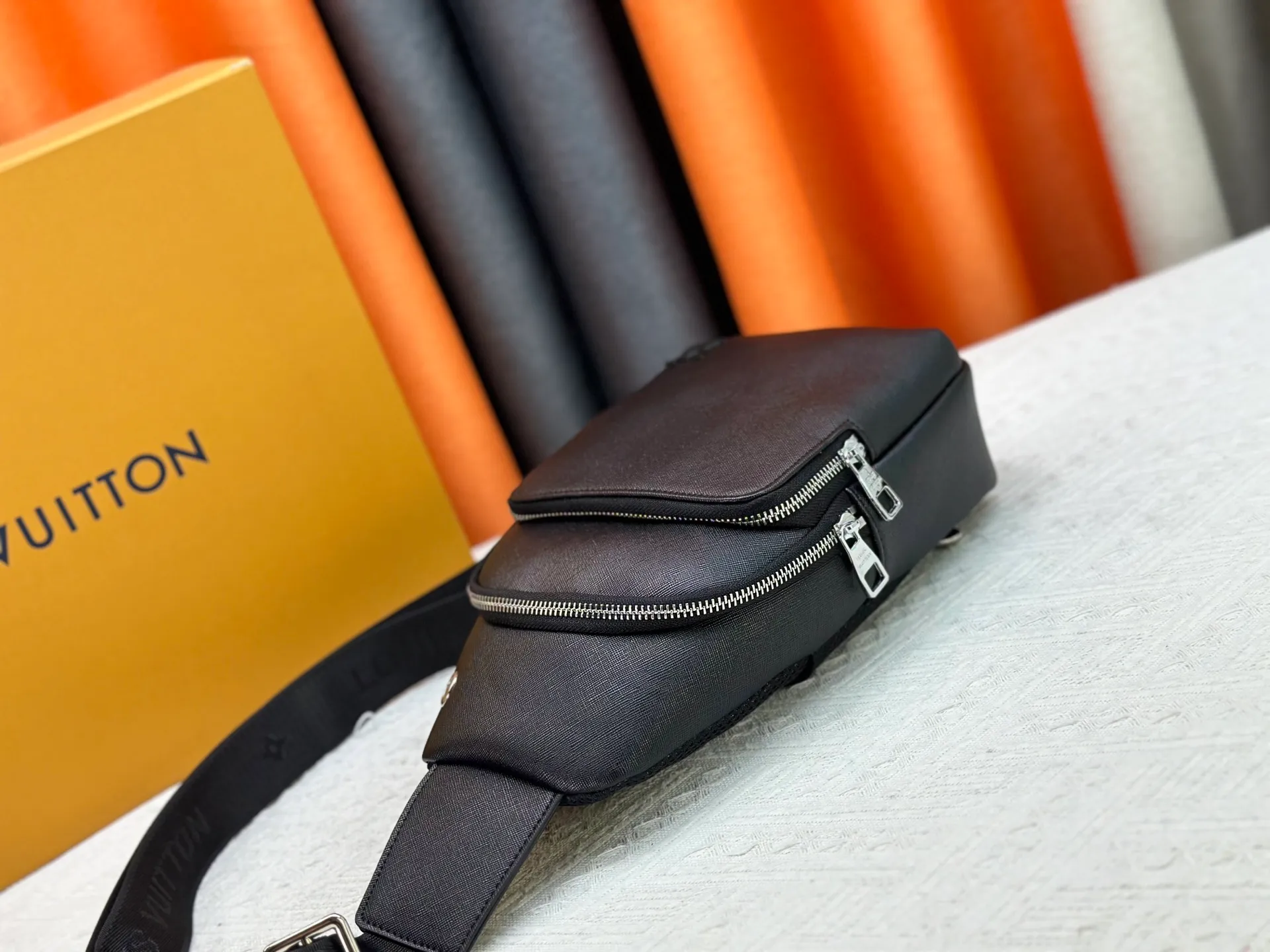 P300 latest style ＜LV＞men's 👮chest bag💯hot shipment❗️(actual photo taken📷no added effects) original imported first-layer cowhide 👍intimately designed headphone cable drilling, using special hardware. Original lining💪senior tailor ✂️unique casual high-end style🙌Model: 1047, M46344 Color: black. Size: 30×17×5cm
