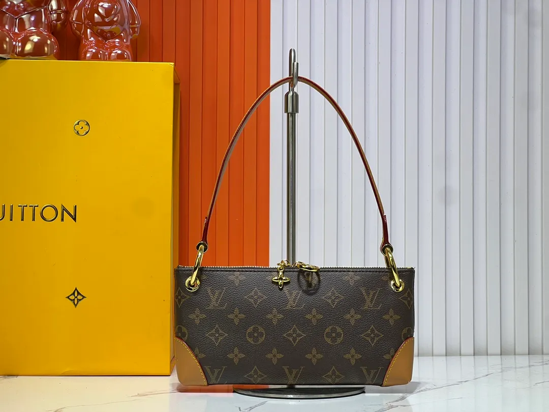 Batch 220💰Upgraded original M12174 This Pochette Sèvres belongs to the LV ski collection and is ready to shine in a "shiny" gun metal tone. It's crafted from signature Monogram Empreinte leather with pale gold hardware for an elegant contrast. The double zip closure features two pendants, one depicting an LV ring and the other displaying a crystal-embellished Monogram flower. Think of it as the perfect après-ski bag. Dimensions: 25 x 13 x 5 cm (length x height x width)
