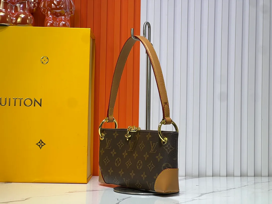 Batch 220💰Upgraded original M12174 This Pochette Sèvres belongs to the LV ski collection and is ready to shine in a "shiny" gun metal tone. It's crafted from signature Monogram Empreinte leather with pale gold hardware for an elegant contrast. The double zip closure features two pendants, one depicting an LV ring and the other displaying a crystal-embellished Monogram flower. Think of it as the perfect après-ski bag. Dimensions: 25 x 13 x 5 cm (length x height x width)