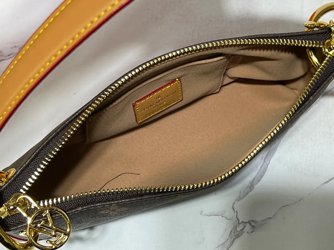 Batch 220💰Upgraded original M12174 This Pochette Sèvres belongs to the LV ski collection and is ready to shine in a "shiny" gun metal tone. It's crafted from signature Monogram Empreinte leather with pale gold hardware for an elegant contrast. The double zip closure features two pendants, one depicting an LV ring and the other displaying a crystal-embellished Monogram flower. Think of it as the perfect après-ski bag. Dimensions: 25 x 13 x 5 cm (length x height x width)
