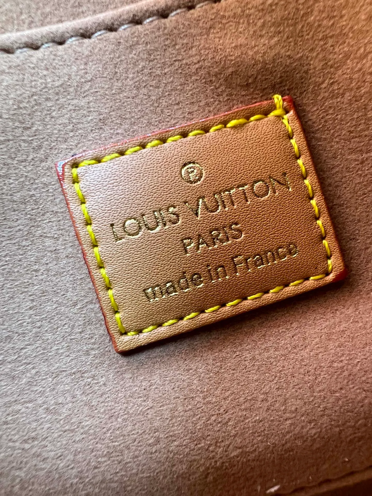 Batch 220💰Upgraded original M12174 This Pochette Sèvres belongs to the LV ski collection and is ready to shine in a "shiny" gun metal tone. It's crafted from signature Monogram Empreinte leather with pale gold hardware for an elegant contrast. The double zip closure features two pendants, one depicting an LV ring and the other displaying a crystal-embellished Monogram flower. Think of it as the perfect après-ski bag. Dimensions: 25 x 13 x 5 cm (length x height x width)