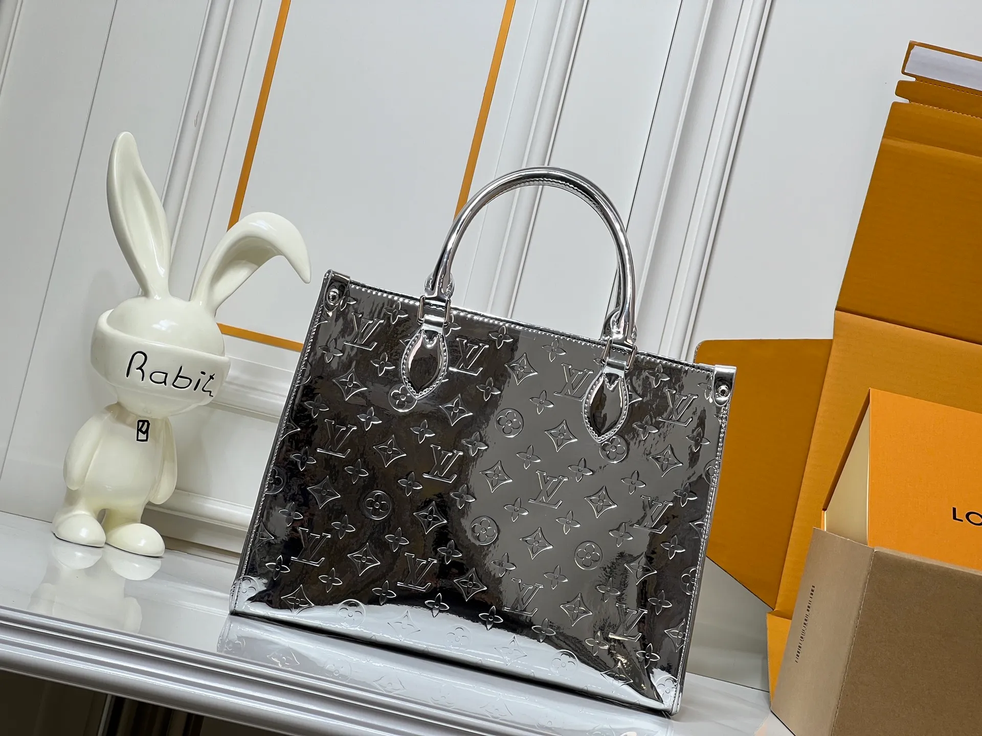 Batch 280💰M45039 M26373 This OnTheGo medium handbag joins the LVSki series in the Monogram Miroir version. Laminated canvas ensures durability. The Silver tone and matching metal pieces create a gleaming look. Built-in pockets can store daily necessities such as small books. Dimensions: 34x27x14