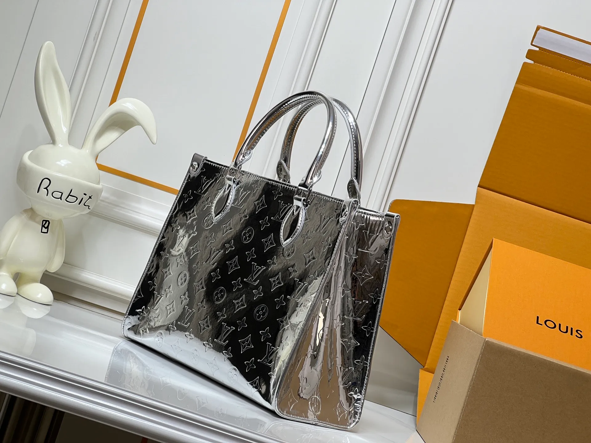 Batch 280💰M45039 M26373 This OnTheGo medium handbag joins the LVSki series in the Monogram Miroir version. Laminated canvas ensures durability. The Silver tone and matching metal pieces create a gleaming look. Built-in pockets can store daily necessities such as small books. Dimensions: 34x27x14