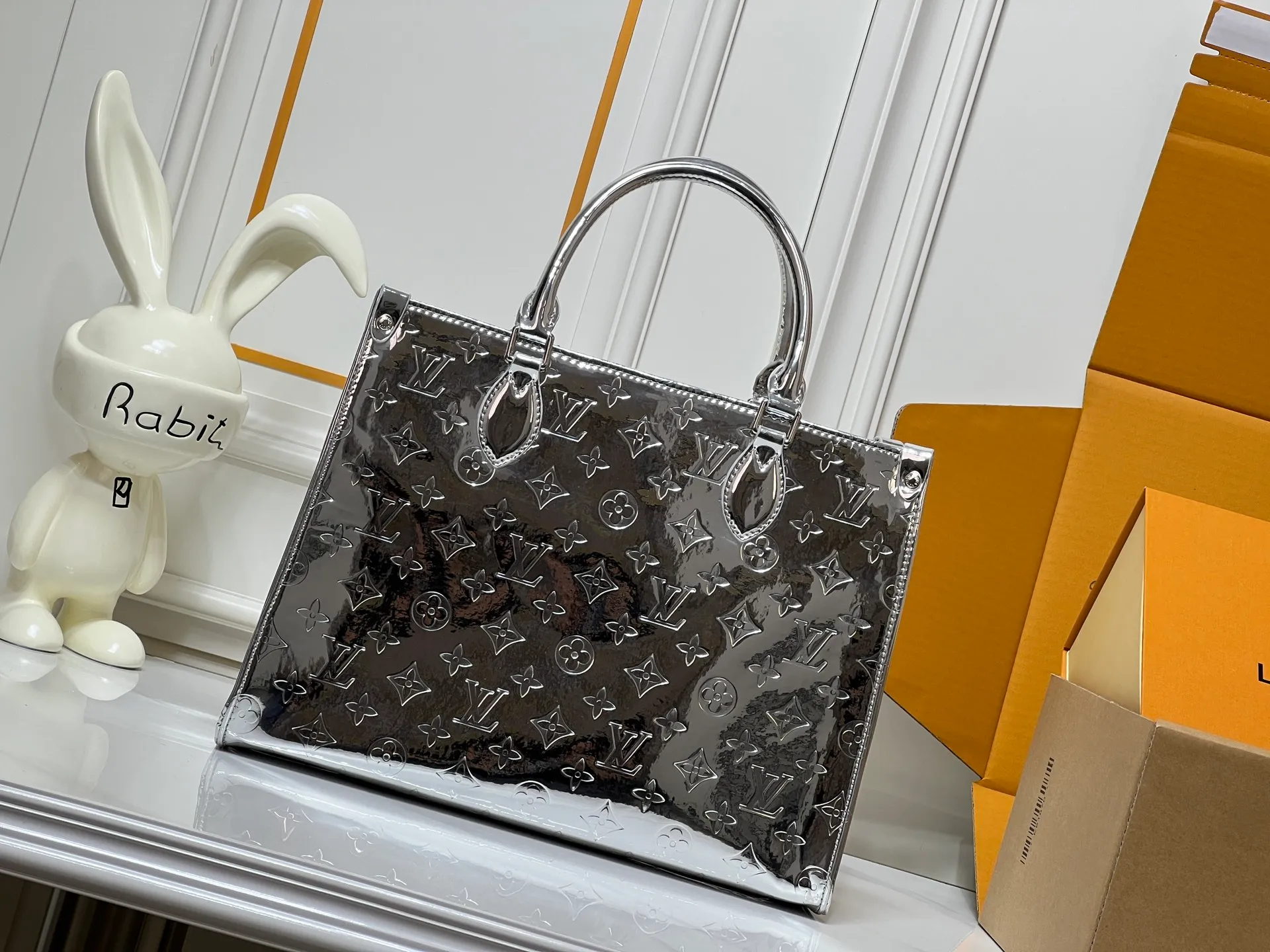 Batch 280💰M45039 M26373 This OnTheGo medium handbag joins the LVSki series in the Monogram Miroir version. Laminated canvas ensures durability. The Silver tone and matching metal pieces create a gleaming look. Built-in pockets can store daily necessities such as small books. Dimensions: 34x27x14