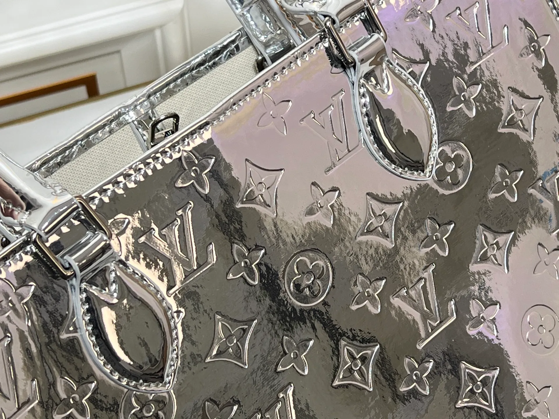 Batch 280💰M45039 M26373 This OnTheGo medium handbag joins the LVSki series in the Monogram Miroir version. Laminated canvas ensures durability. The Silver tone and matching metal pieces create a gleaming look. Built-in pockets can store daily necessities such as small books. Dimensions: 34x27x14