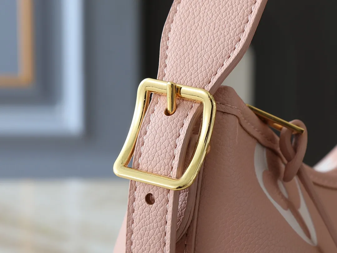 💰240💰Upgraded from the original M24141 M46288 M46293 M46277 M46298 M46203 CarryAll small handbag is made of Mono gram Empreinte embossed leather. It has a generous structure and a neat inner layer. The large inner bag adds functional elements. Comes with a Monogram embossed zipper clutch secured by a leather strap. A personal companion for urban life. Dimensions 29 x 24 x 12 cm (length x height x width)