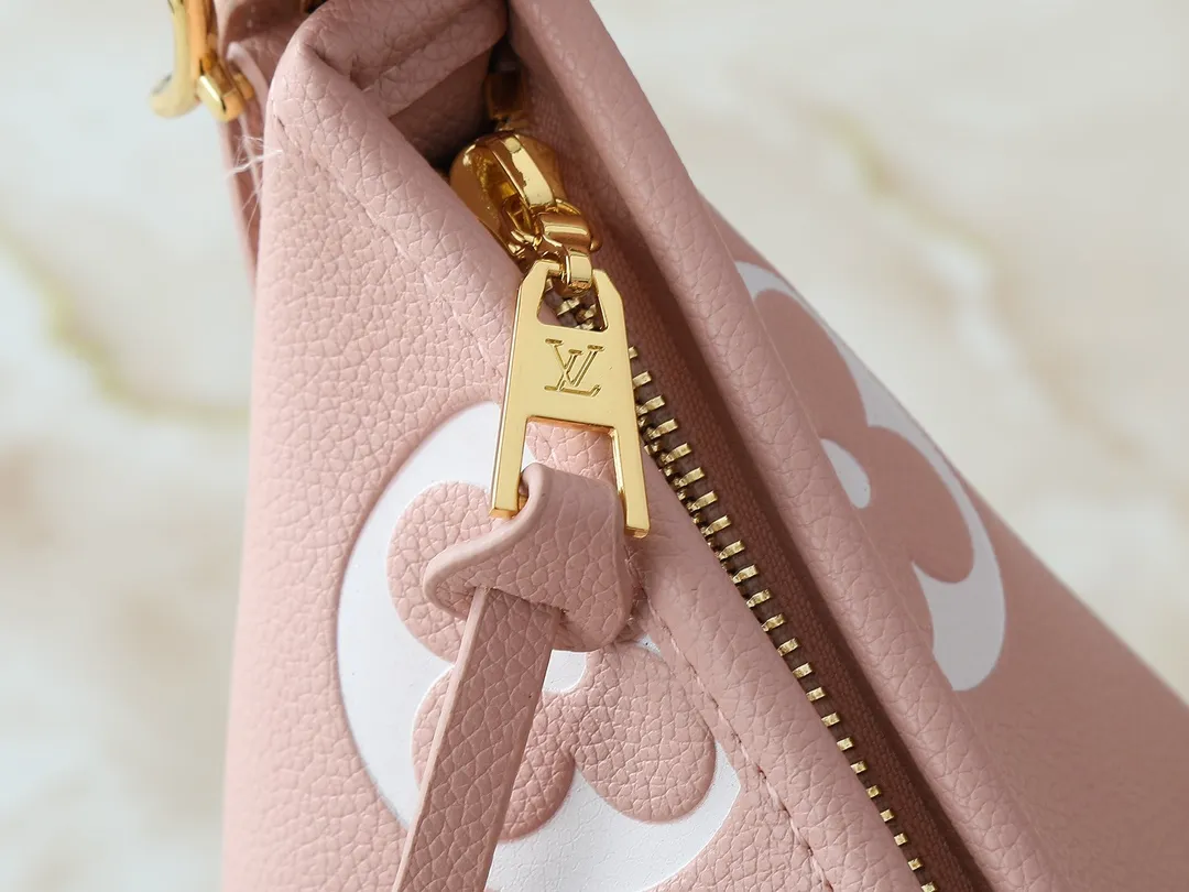 💰240💰Upgraded from the original M24141 M46288 M46293 M46277 M46298 M46203 CarryAll small handbag is made of Mono gram Empreinte embossed leather. It has a generous structure and a neat inner layer. The large inner bag adds functional elements. Comes with a Monogram embossed zipper clutch secured by a leather strap. A personal companion for urban life. Dimensions 29 x 24 x 12 cm (length x height x width)