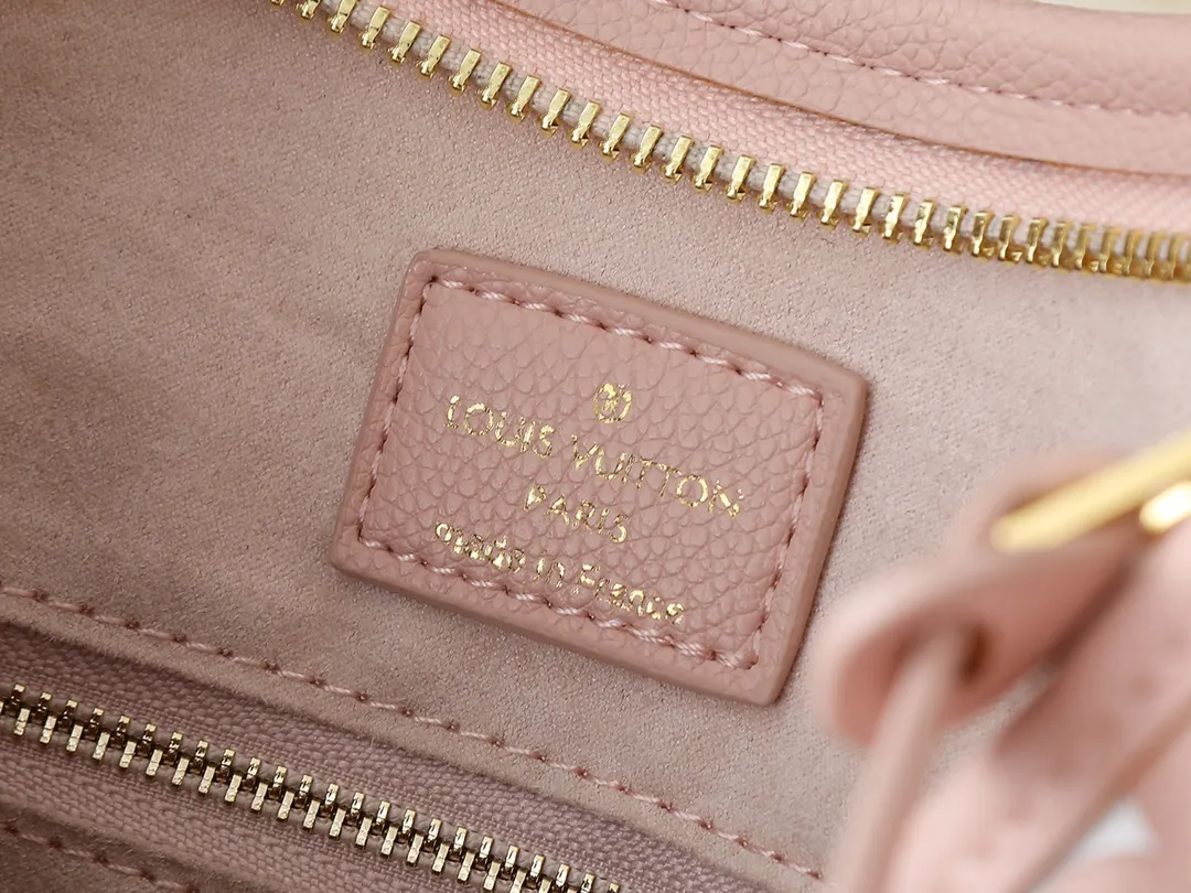 💰240💰Upgraded from the original M24141 M46288 M46293 M46277 M46298 M46203 CarryAll small handbag is made of Mono gram Empreinte embossed leather. It has a generous structure and a neat inner layer. The large inner bag adds functional elements. Comes with a Monogram embossed zipper clutch secured by a leather strap. A personal companion for urban life. Dimensions 29 x 24 x 12 cm (length x height x width)