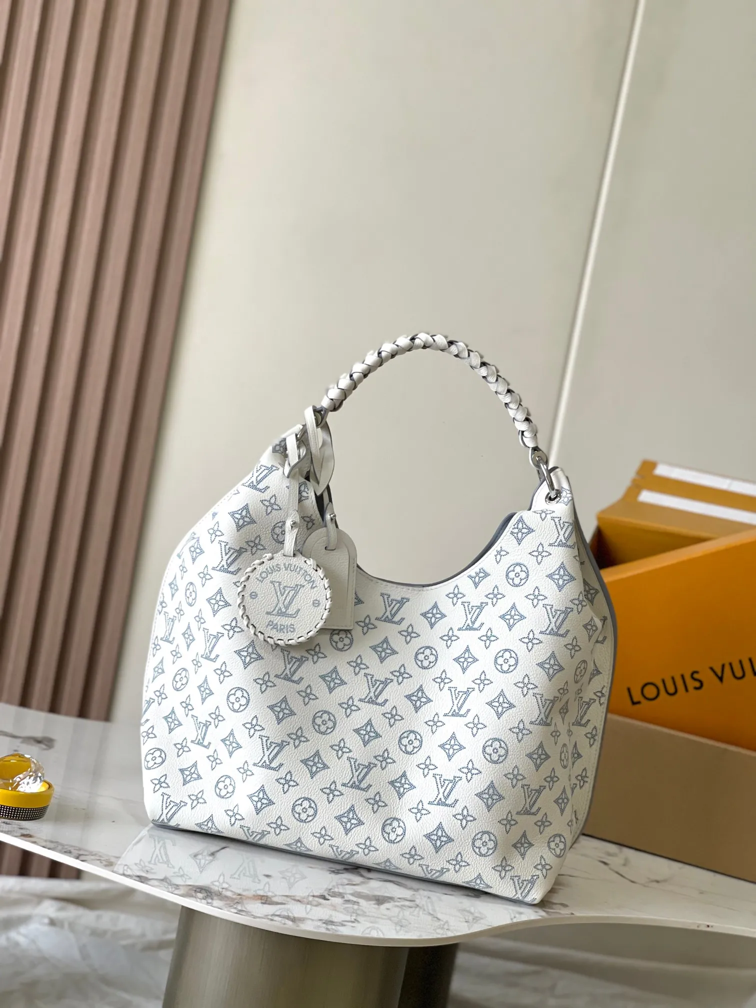 p3500 [Special grade MB chip version original leather] Made of LV Carmel mahina Taurillon calfskin, its fashionable silhouette is very youthful. Full leather punched woven wrist double tag women's shoulder bag, model: M11735 white dynamic chip version Material: A-grade all-steel hardware, imported original fabric Packaging: full set of original duty-free MB packaging Size: 35*40*17CM