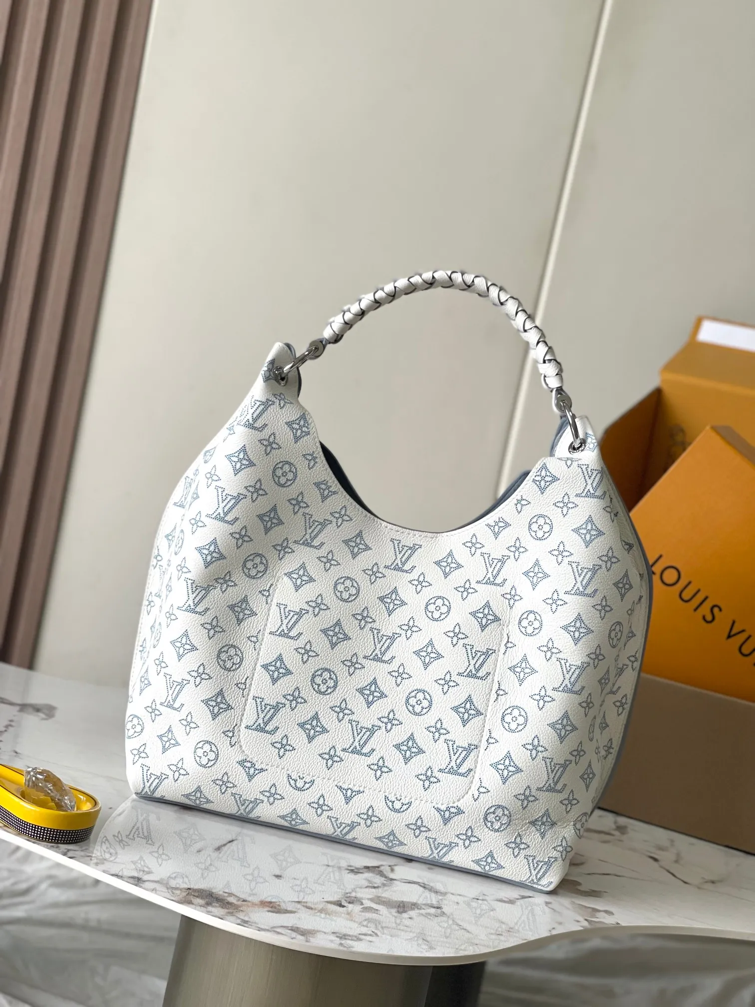p3500 [Special grade MB chip version original leather] Made of LV Carmel mahina Taurillon calfskin, its fashionable silhouette is very youthful. Full leather punched woven wrist double tag women's shoulder bag, model: M11735 white dynamic chip version Material: A-grade all-steel hardware, imported original fabric Packaging: full set of original duty-free MB packaging Size: 35*40*17CM