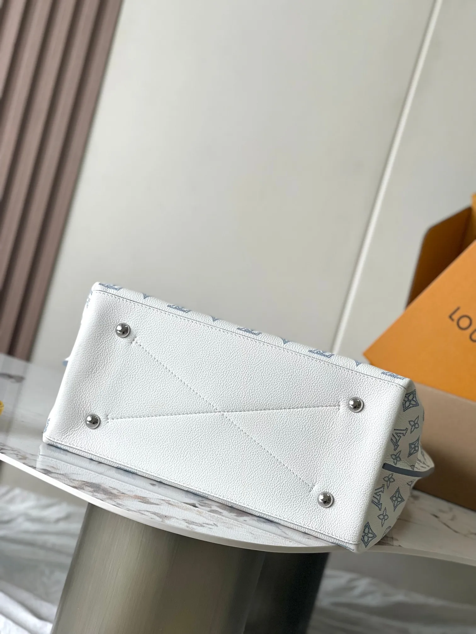p3500 [Special grade MB chip version original leather] Made of LV Carmel mahina Taurillon calfskin, its fashionable silhouette is very youthful. Full leather punched woven wrist double tag women's shoulder bag, model: M11735 white dynamic chip version Material: A-grade all-steel hardware, imported original fabric Packaging: full set of original duty-free MB packaging Size: 35*40*17CM