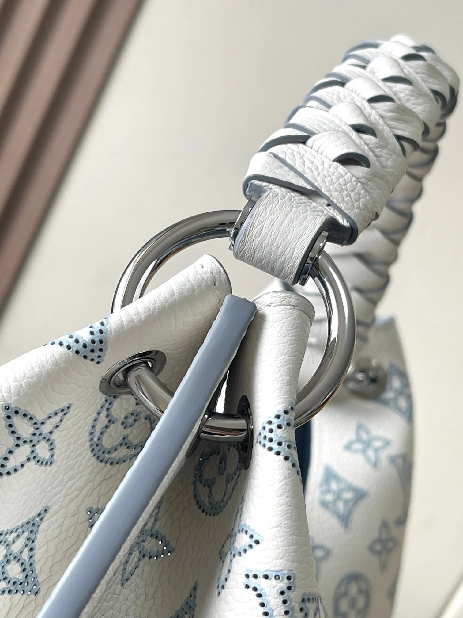 p3500 [Special grade MB chip version original leather] Made of LV Carmel mahina Taurillon calfskin, its fashionable silhouette is very youthful. Full leather punched woven wrist double tag women's shoulder bag, model: M11735 white dynamic chip version Material: A-grade all-steel hardware, imported original fabric Packaging: full set of original duty-free MB packaging Size: 35*40*17CM
