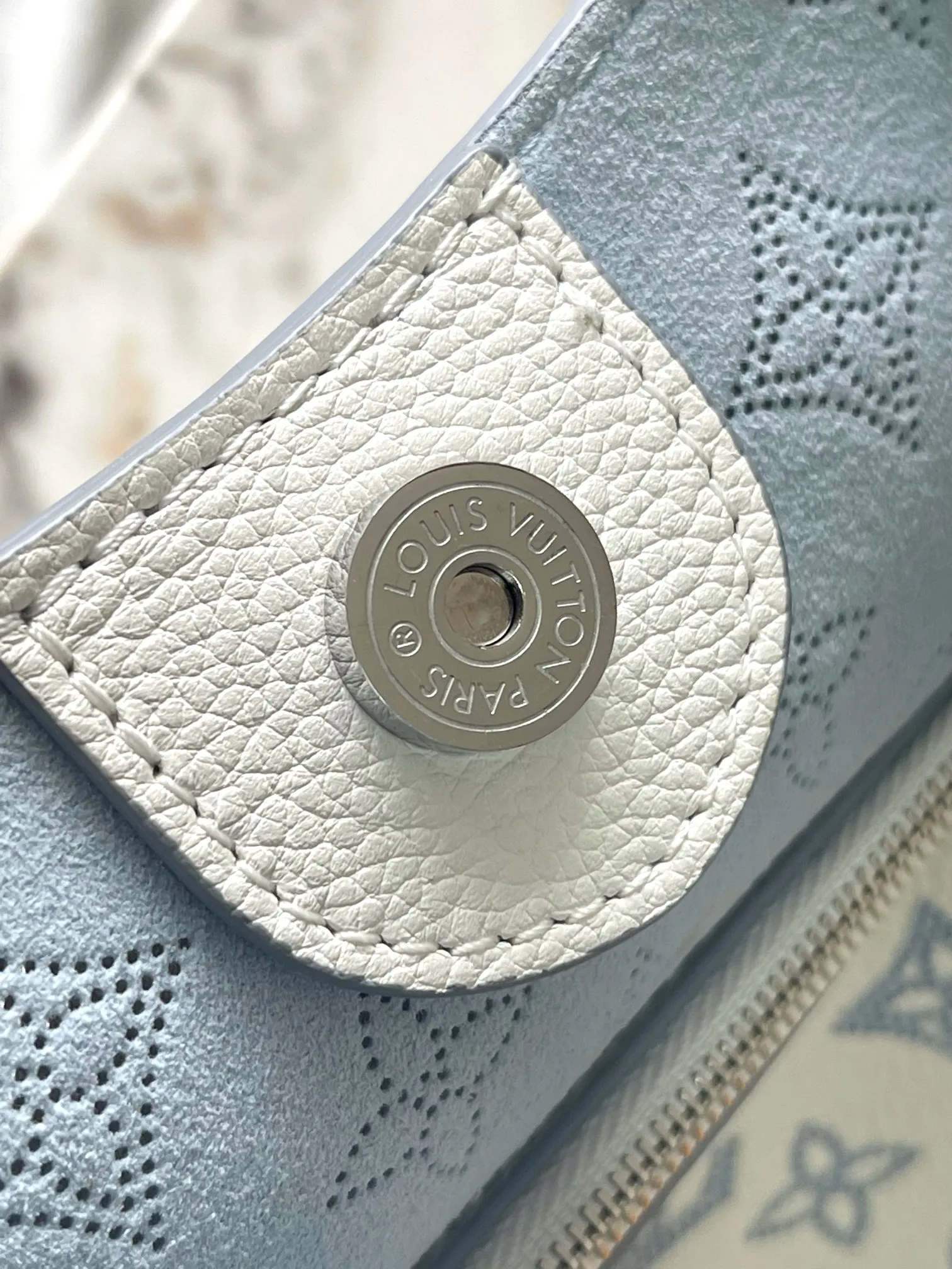 p3500 [Special grade MB chip version original leather] Made of LV Carmel mahina Taurillon calfskin, its fashionable silhouette is very youthful. Full leather punched woven wrist double tag women's shoulder bag, model: M11735 white dynamic chip version Material: A-grade all-steel hardware, imported original fabric Packaging: full set of original duty-free MB packaging Size: 35*40*17CM